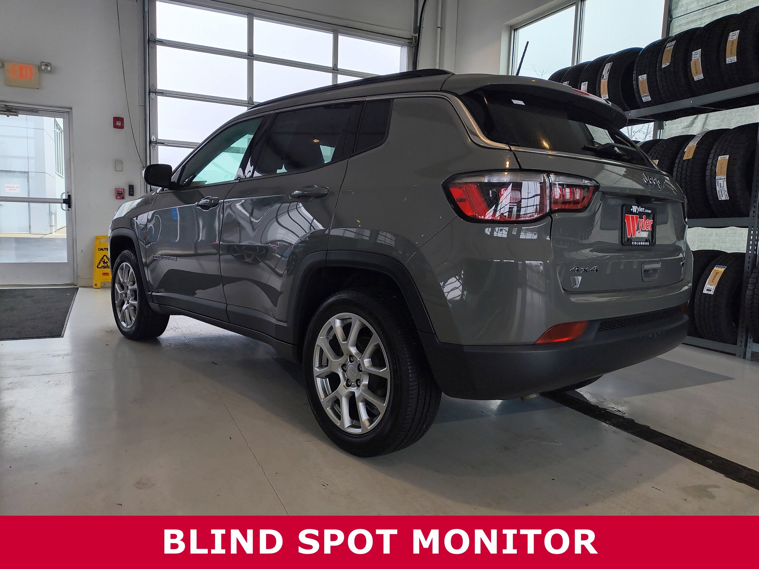 2023 Jeep Compass Latitude Lux photo 2