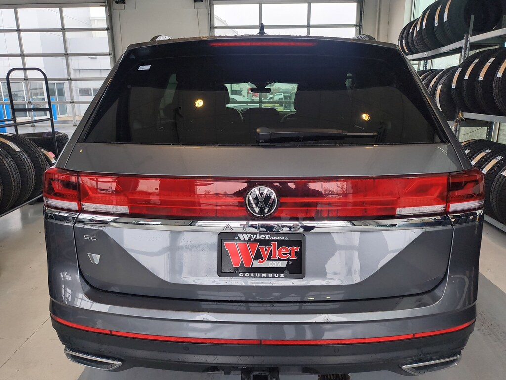 Used 2024 Volkswagen Atlas 2.0T SE w/Technology FWD SUV