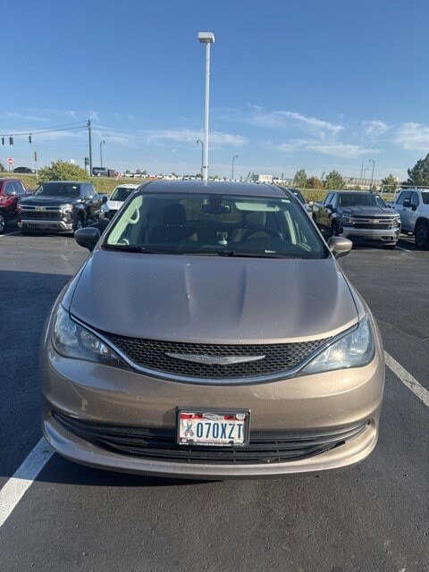 2017 Chrysler Pacifica Touring photo 2