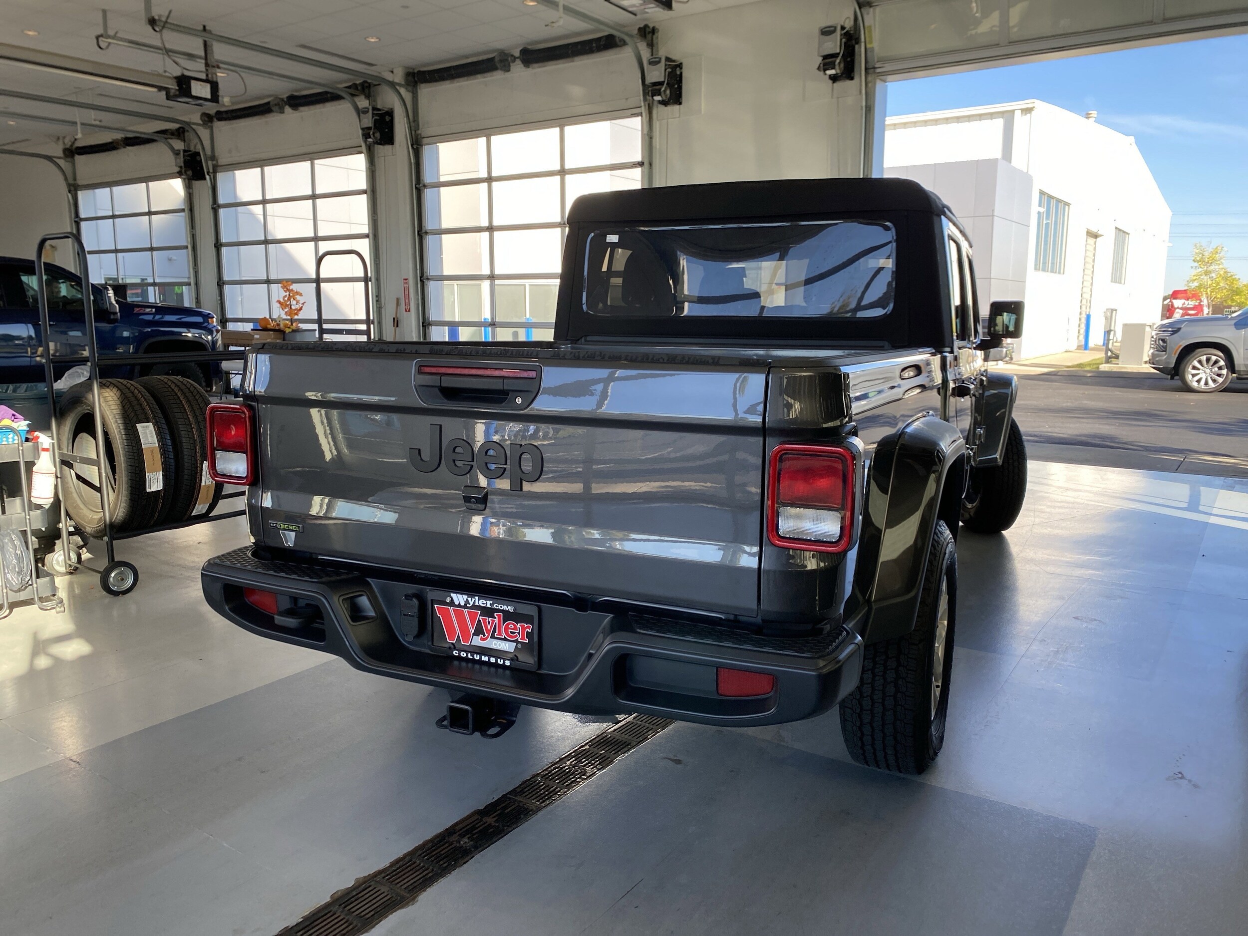 2023 Jeep Gladiator Sport S photo 3