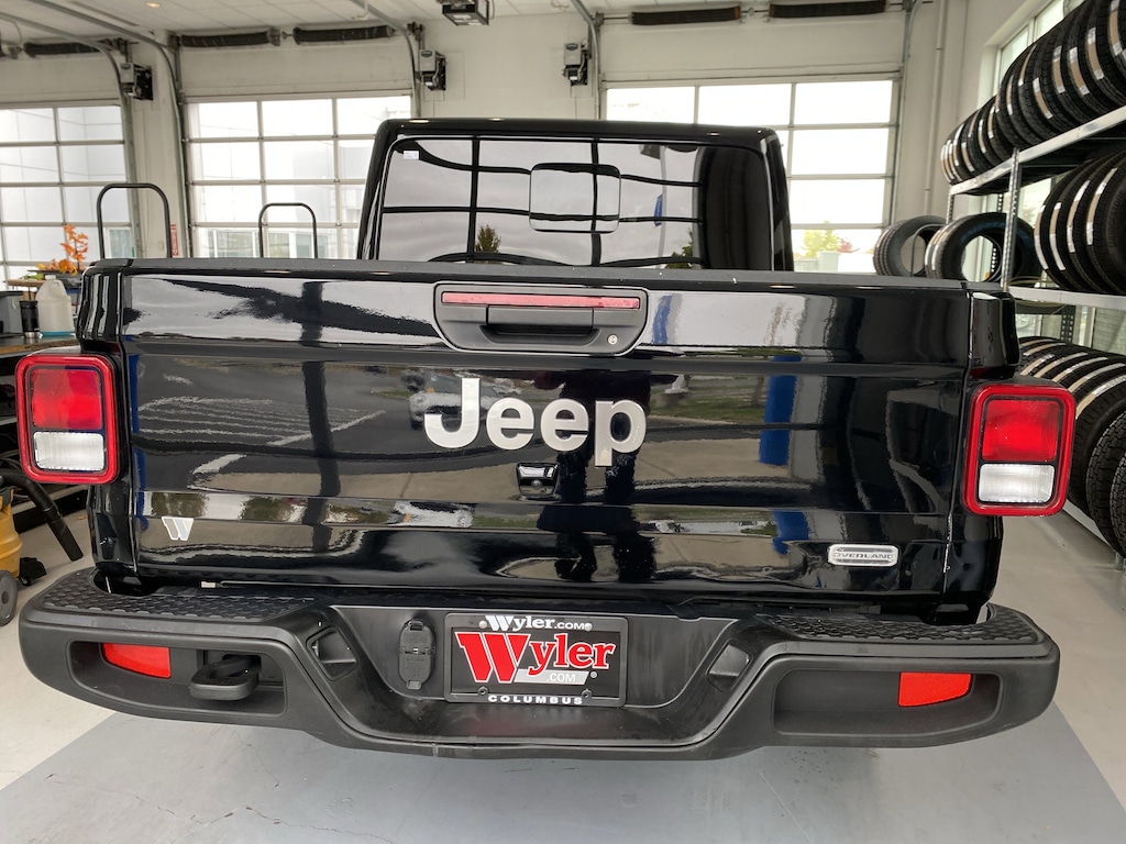 Used 2023 Jeep Gladiator Overland 4x4 *Ltd Avail* Truck Crew Cab