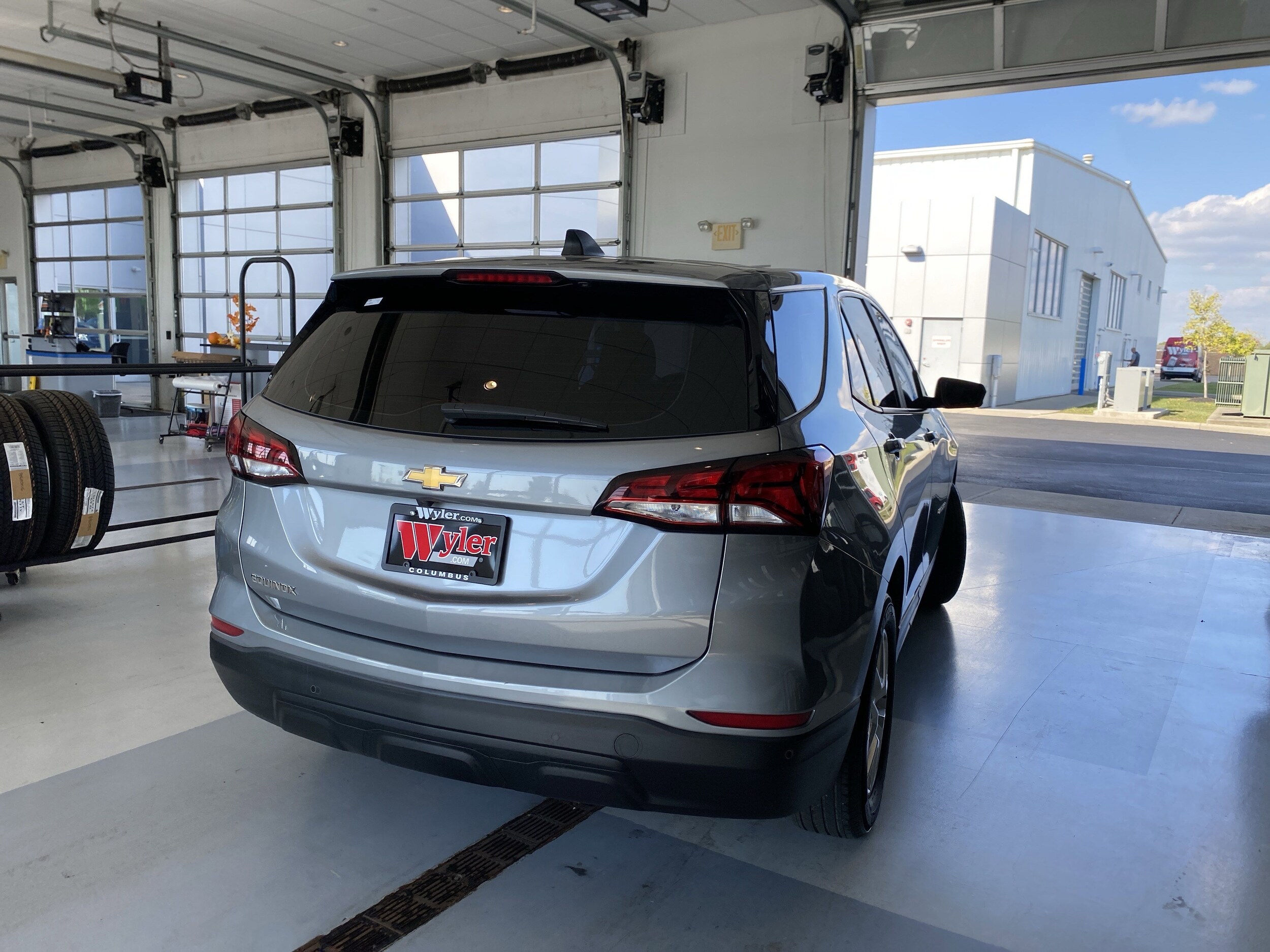 2023 Chevrolet Equinox LS photo 2