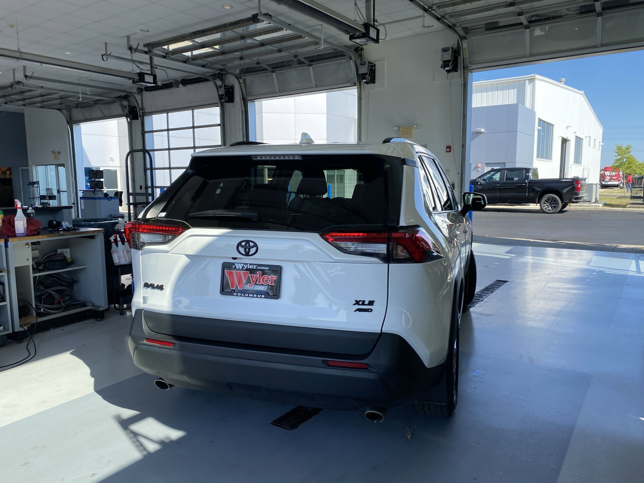 2023 Toyota RAV4 XLE photo 3