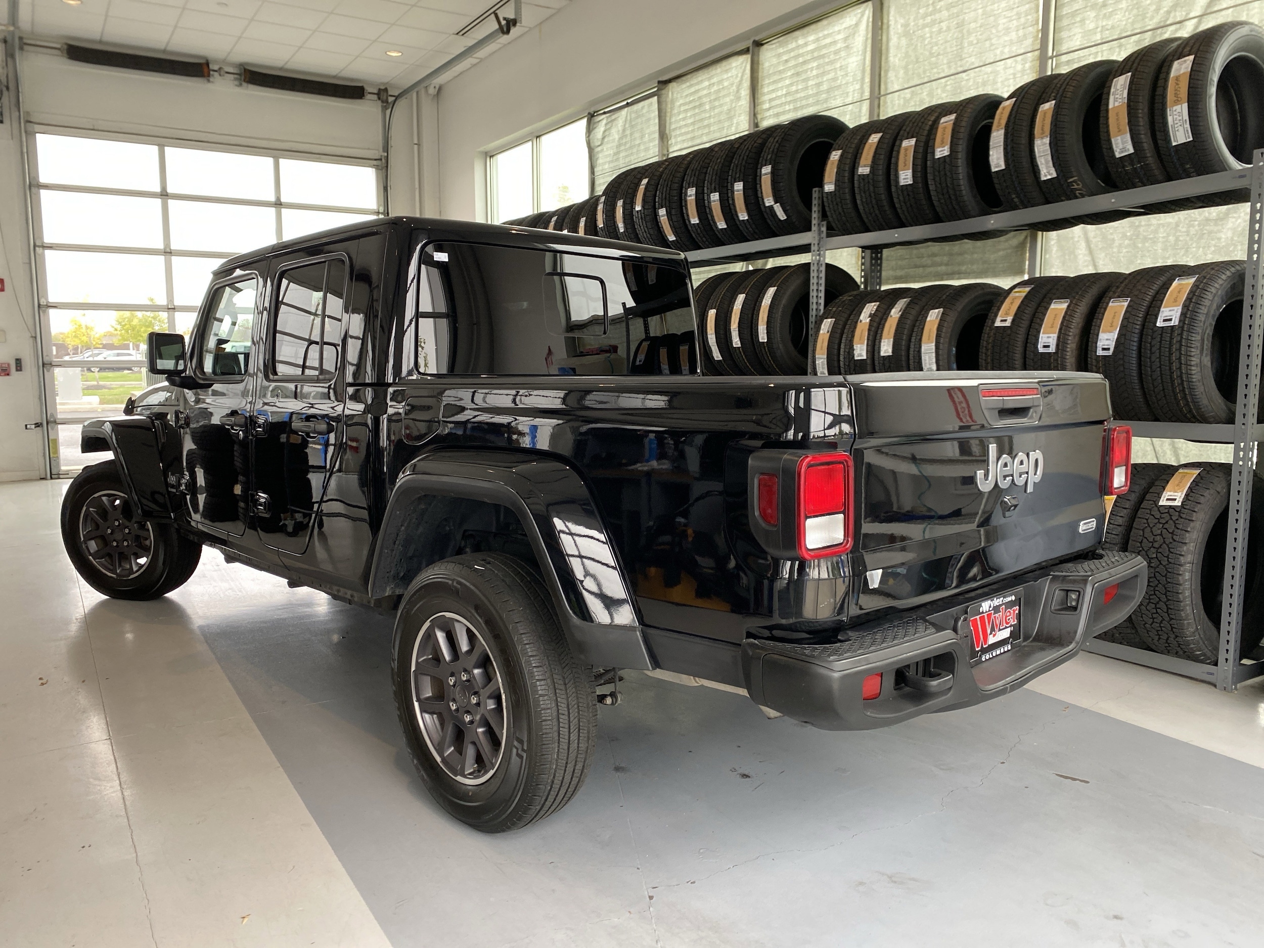 2023 Jeep Gladiator Overland photo 2