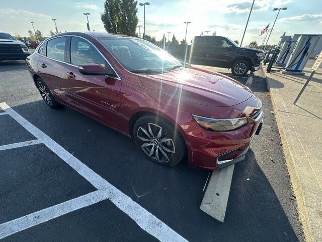 2017 Chevrolet Malibu 1LT photo 2