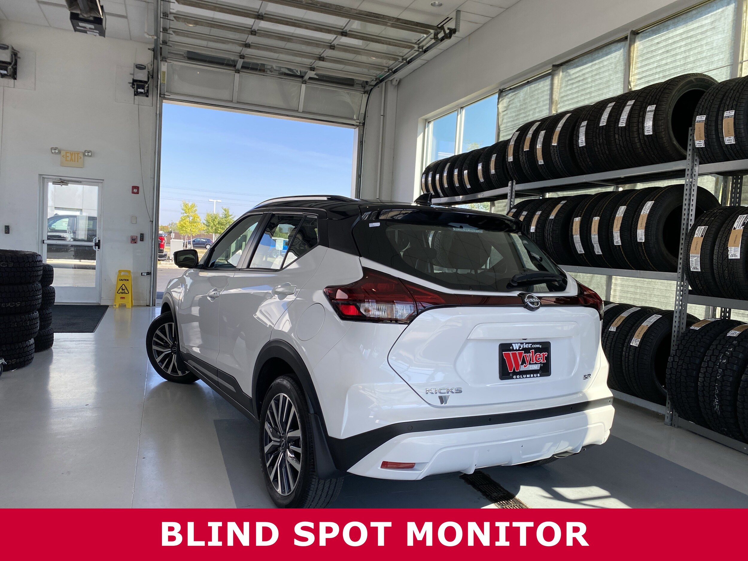 2023 Nissan Kicks SR photo 2