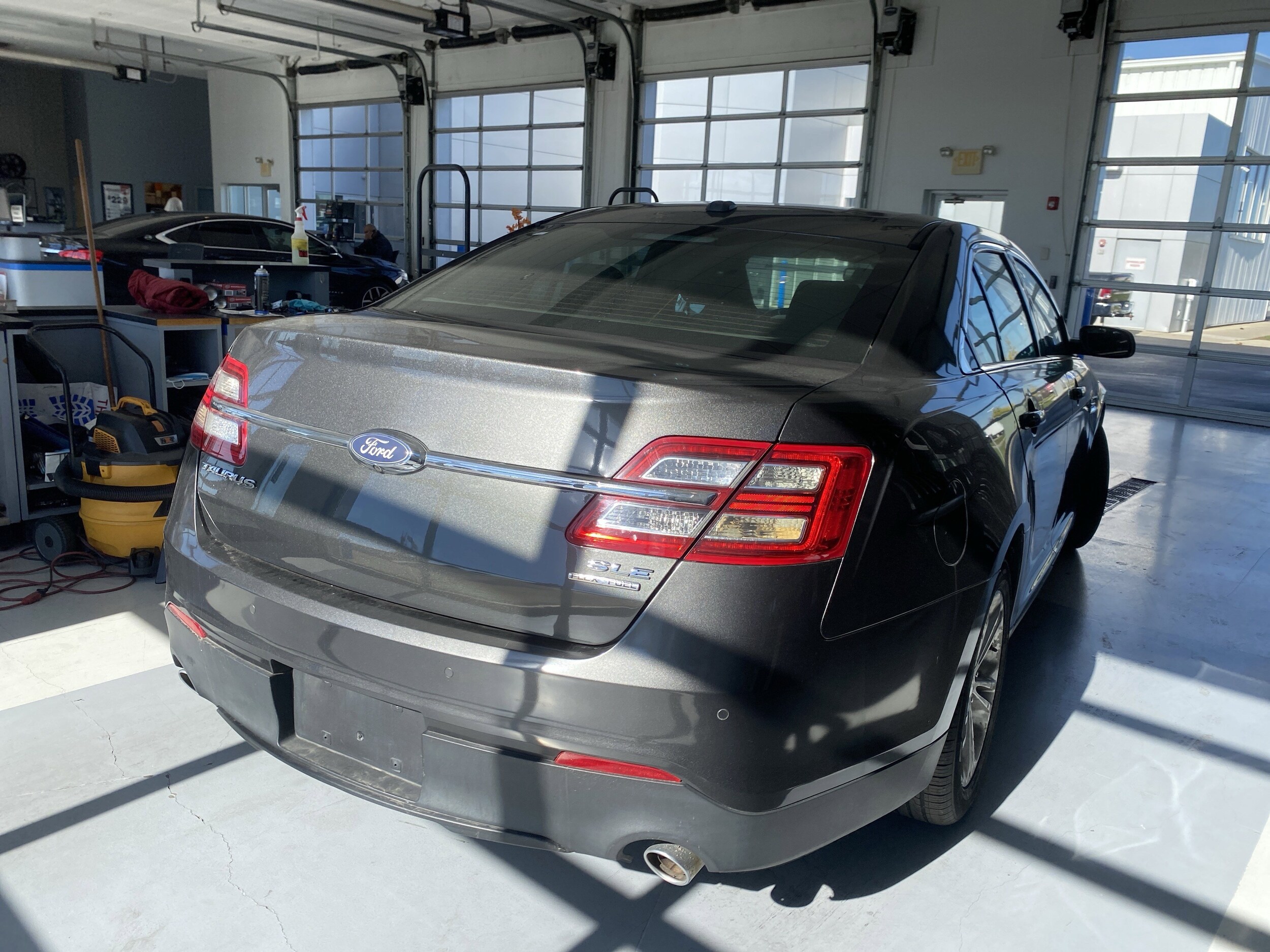 2018 Ford Taurus SEL photo 2