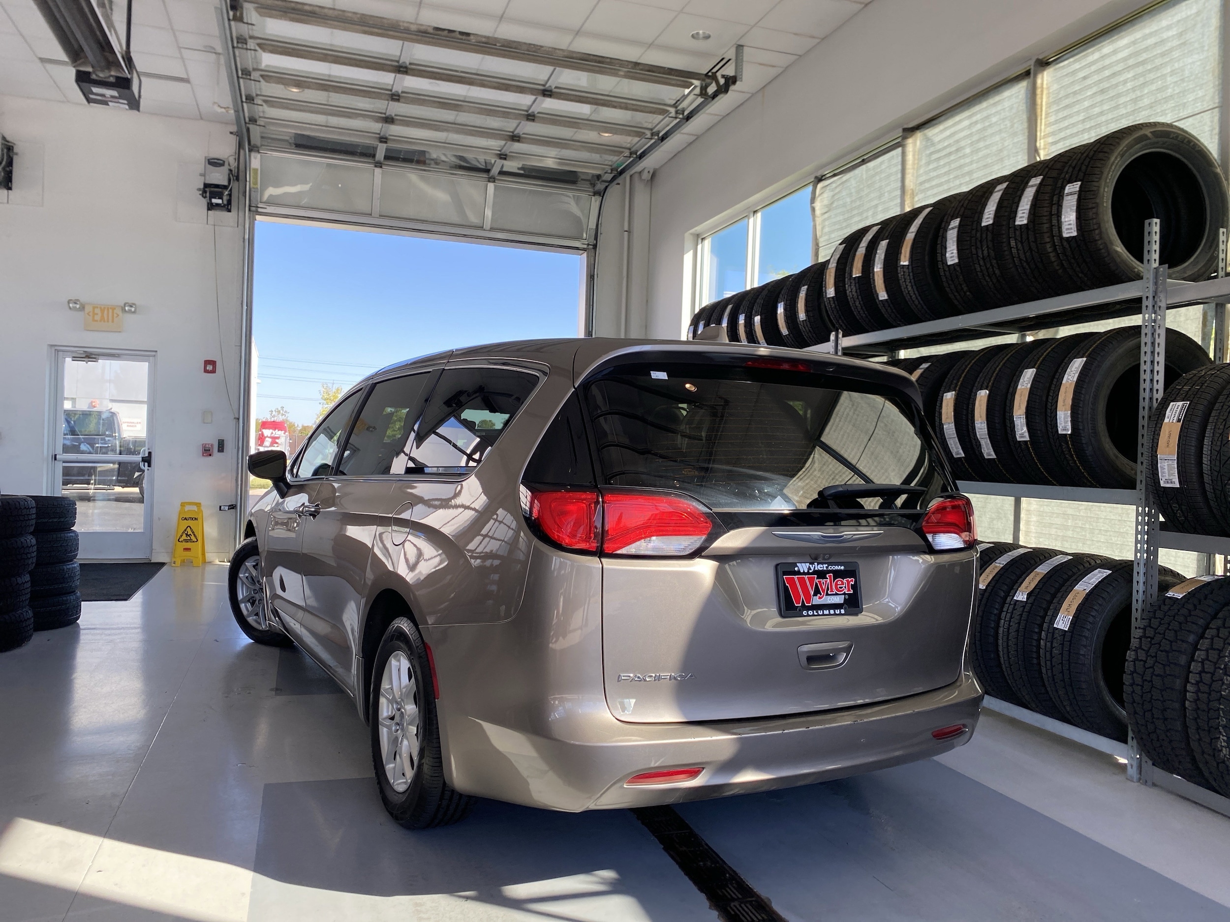2017 Chrysler Pacifica Touring photo 3