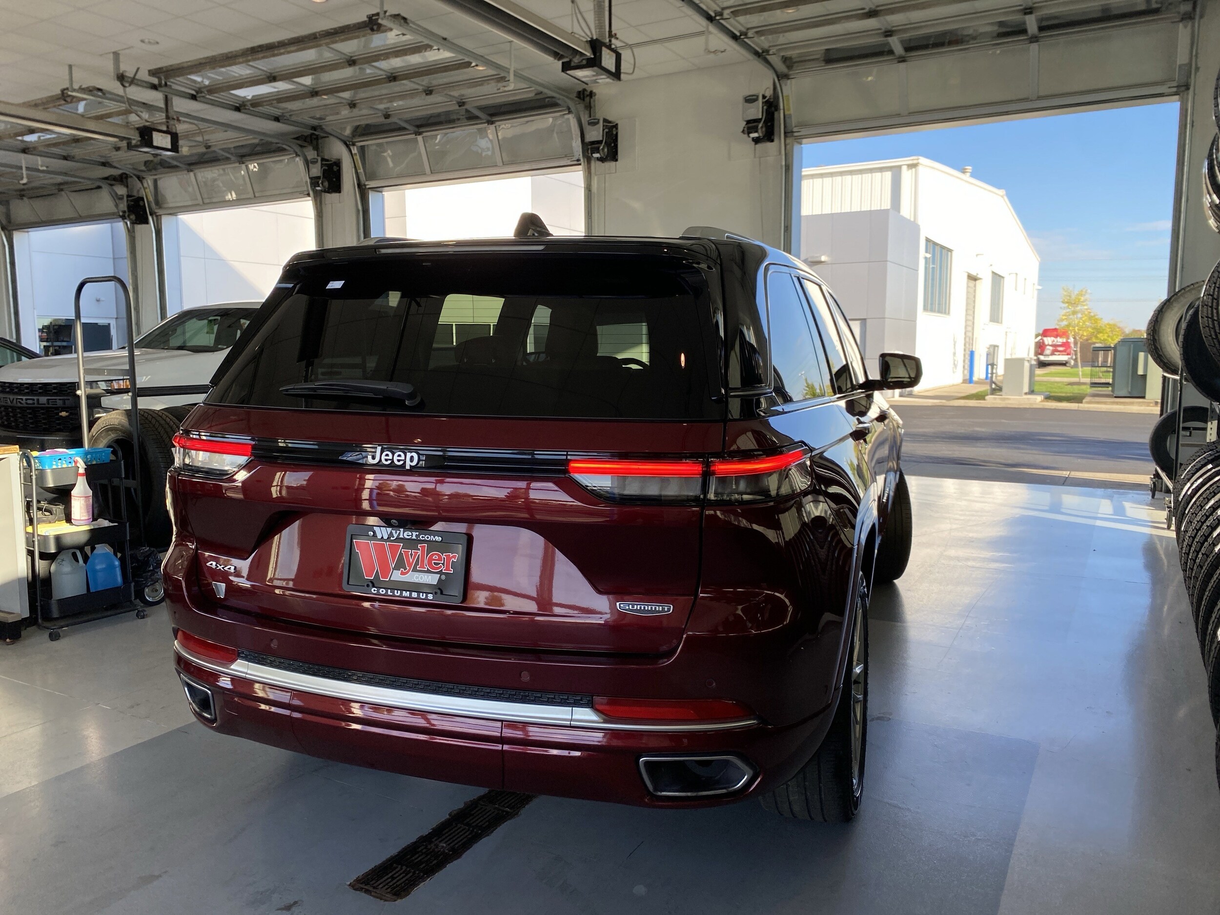 2023 Jeep Grand Cherokee Summit photo 4