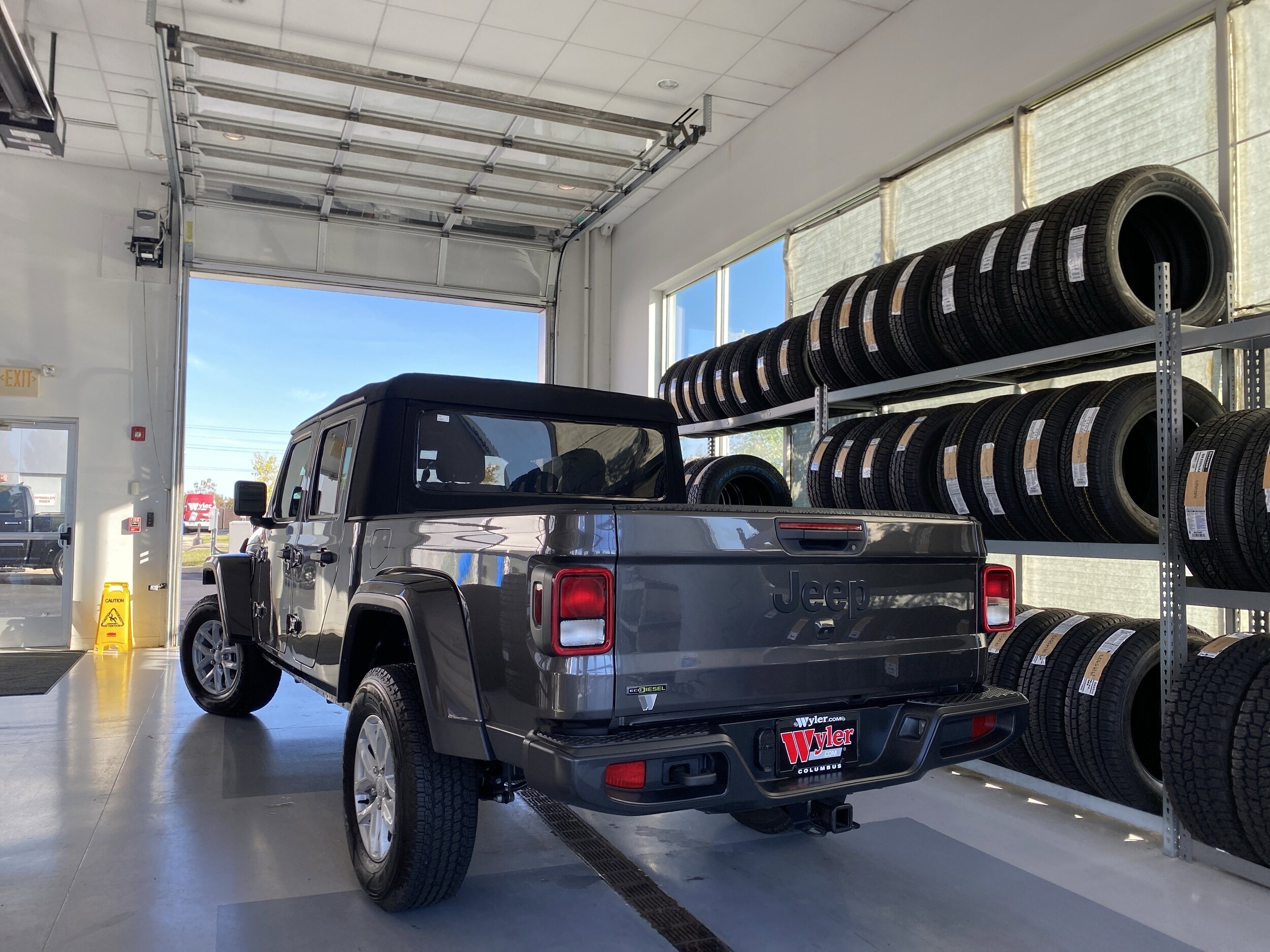 2023 Jeep Gladiator Sport S photo 2