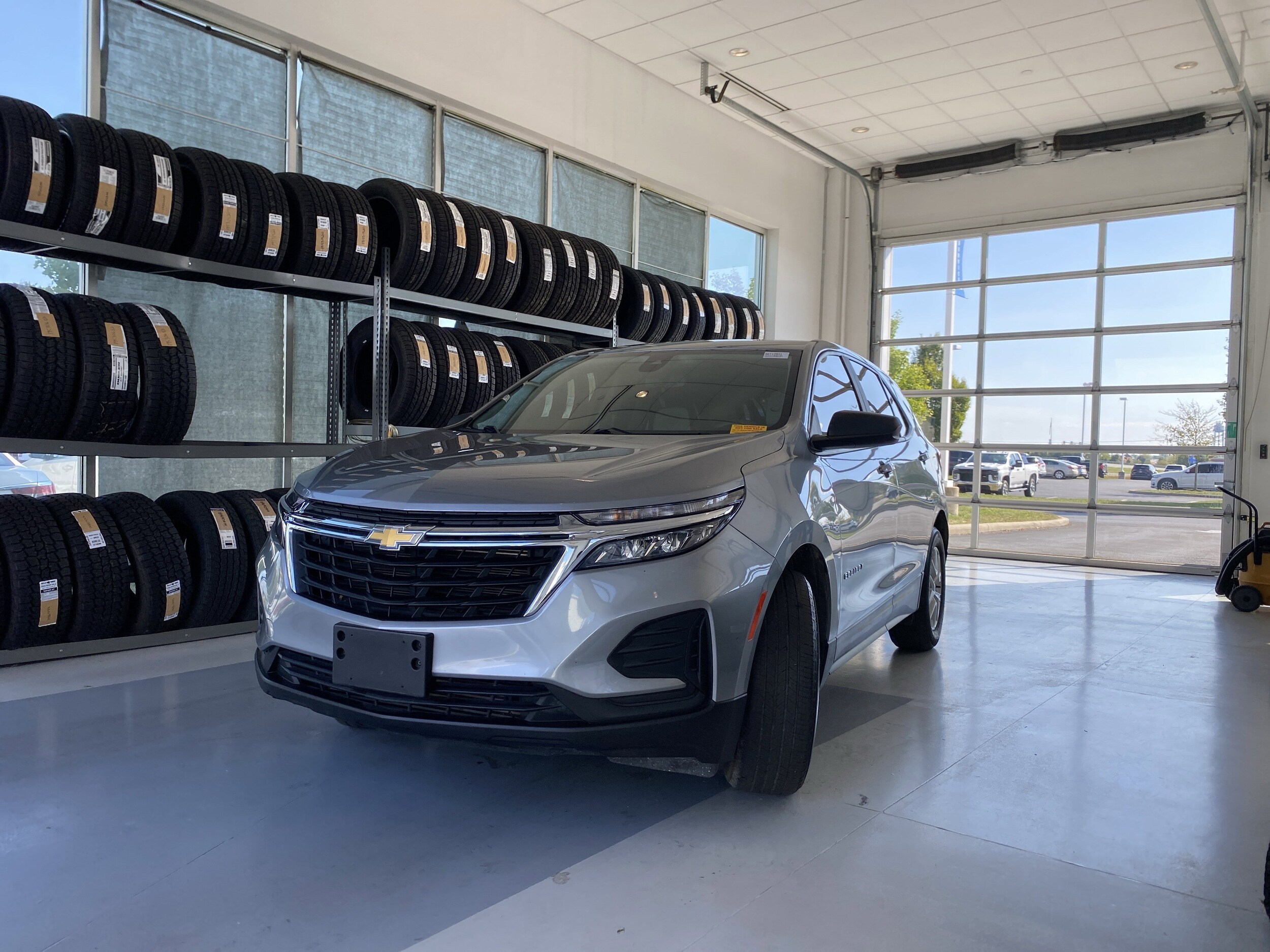 2023 Chevrolet Equinox LS photo 2