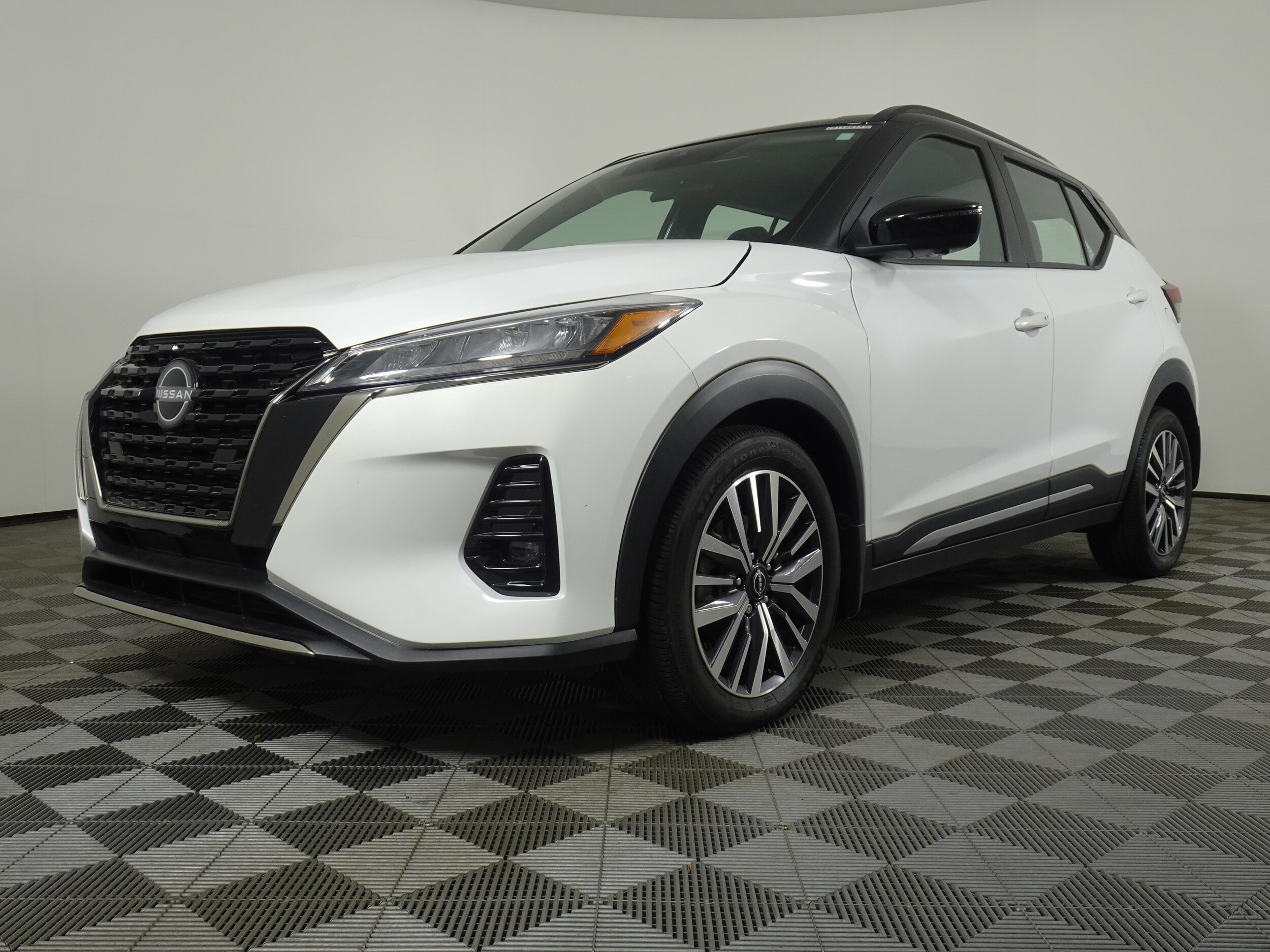 2023 Nissan Kicks SR photo 2