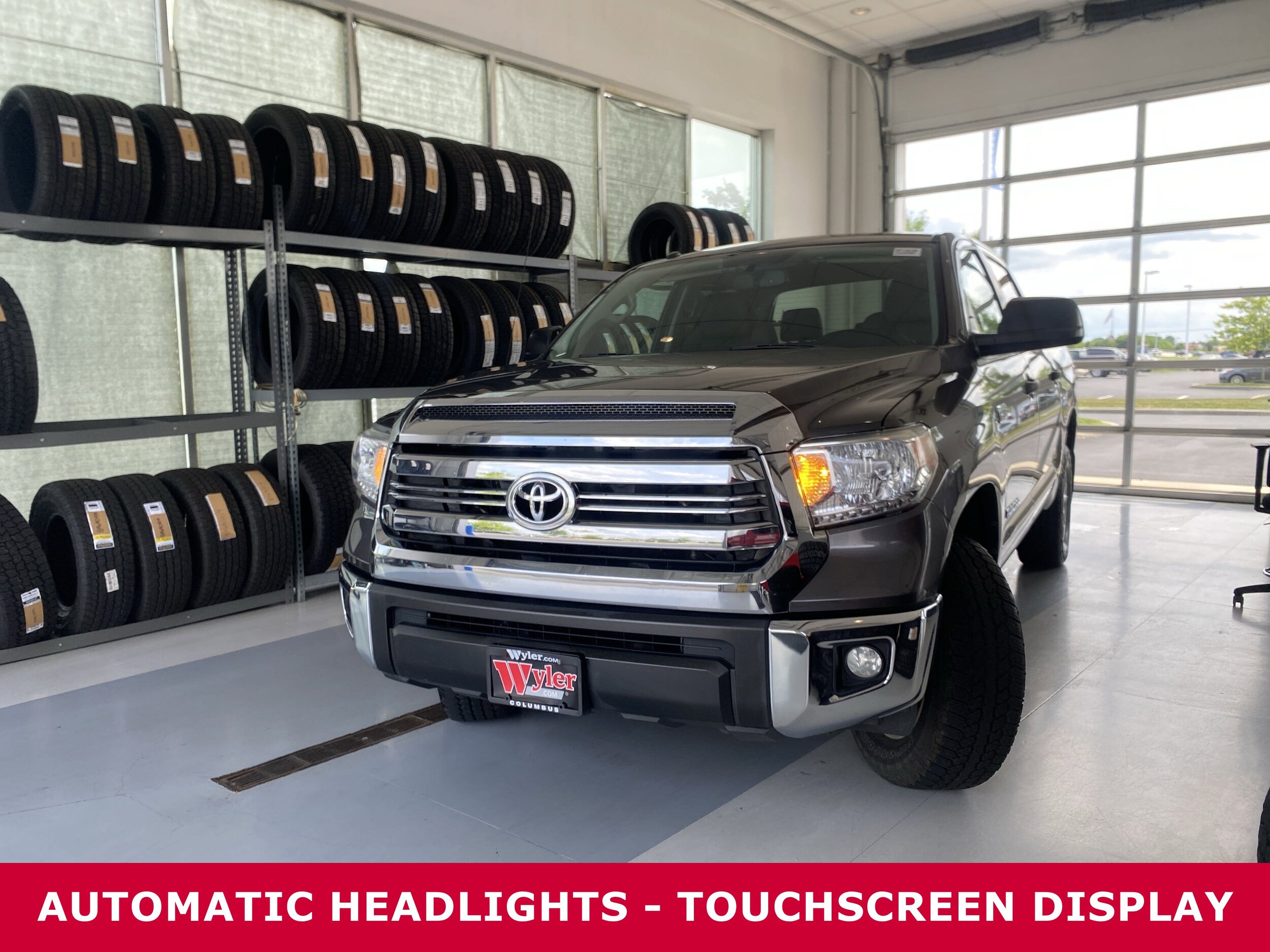 2016 Toyota Tundra CrewMax SR5 photo 2