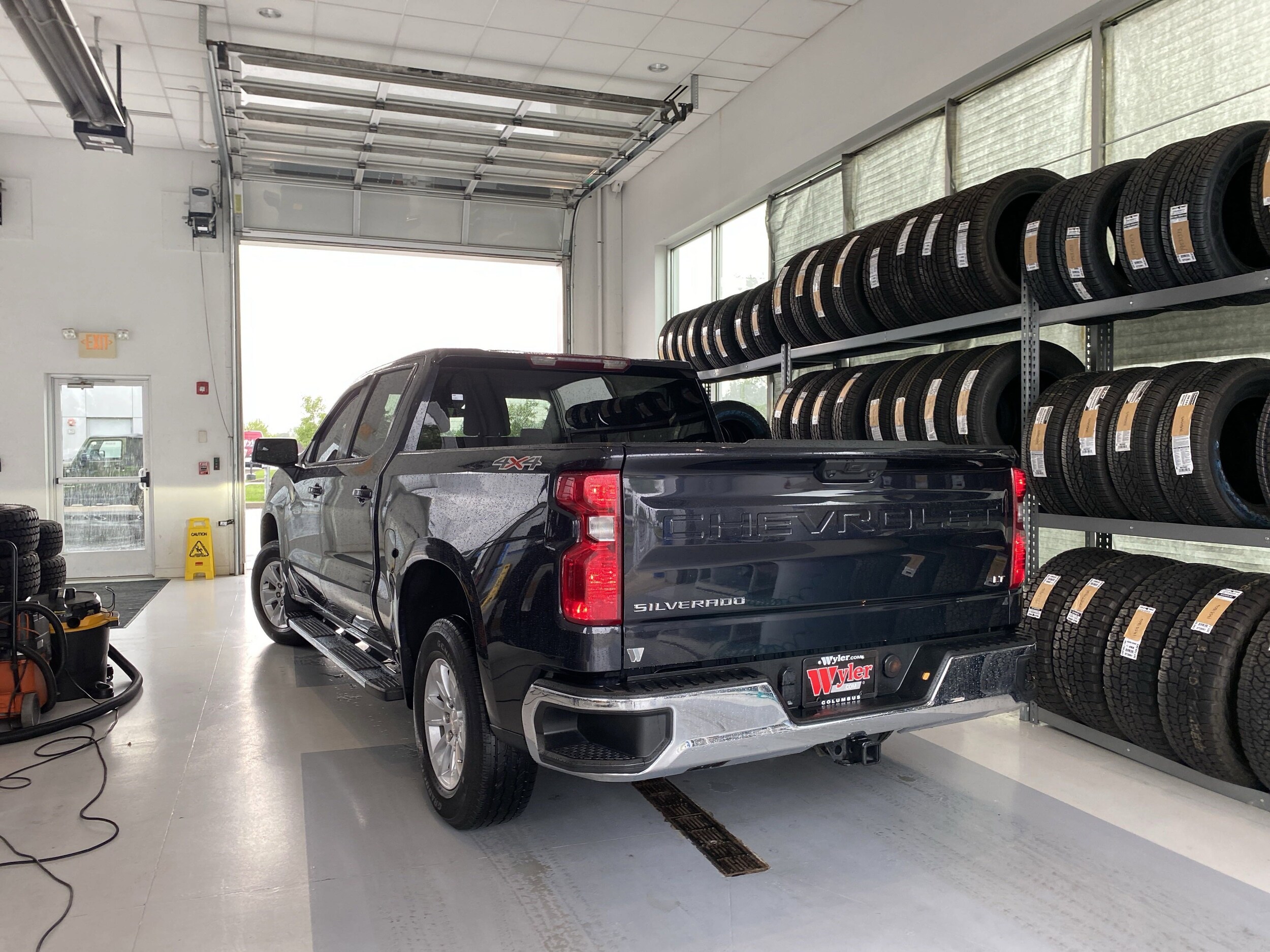 2023 Chevrolet Silverado 1500 LT1 photo 2