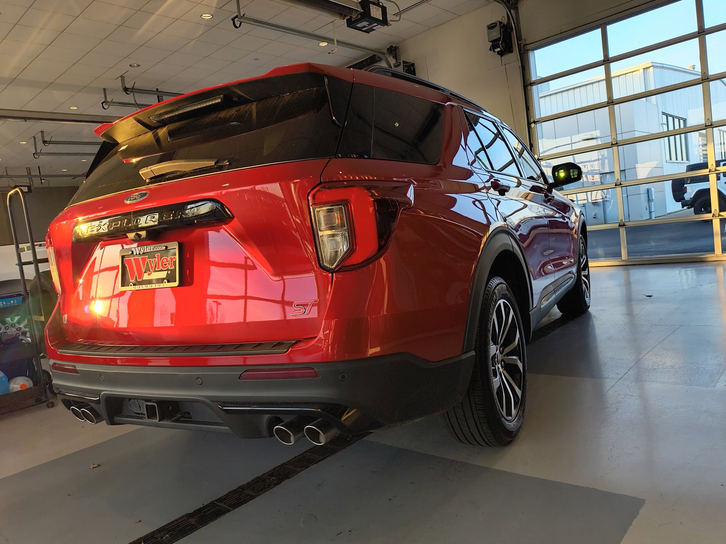 2023 Ford Explorer ST photo 4