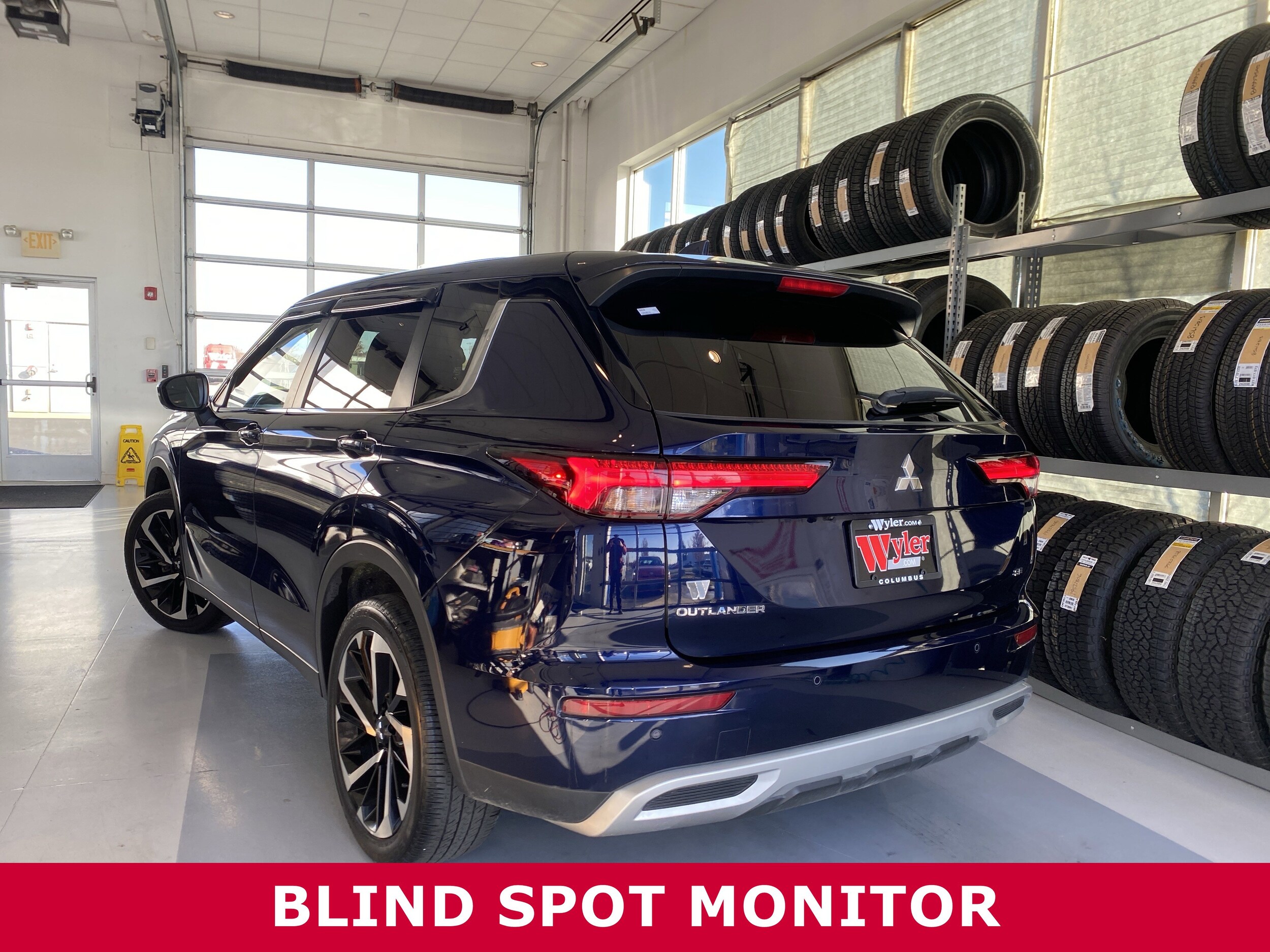 2023 Mitsubishi Outlander SE S-AWC photo 2