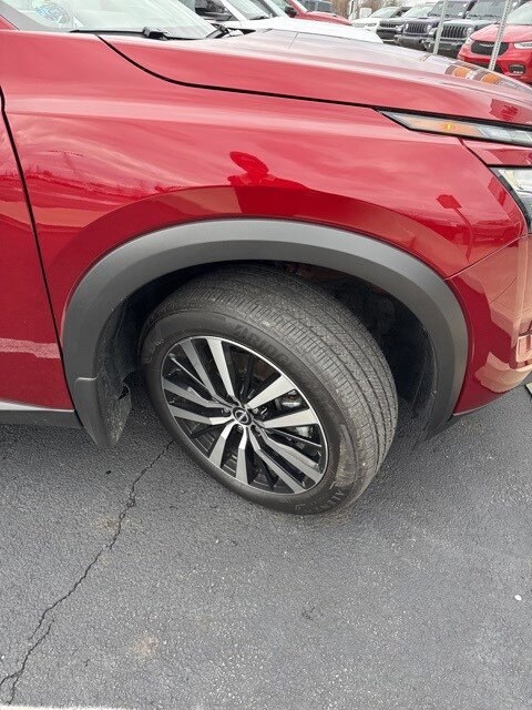 2025 Nissan Pathfinder Platinum photo 2