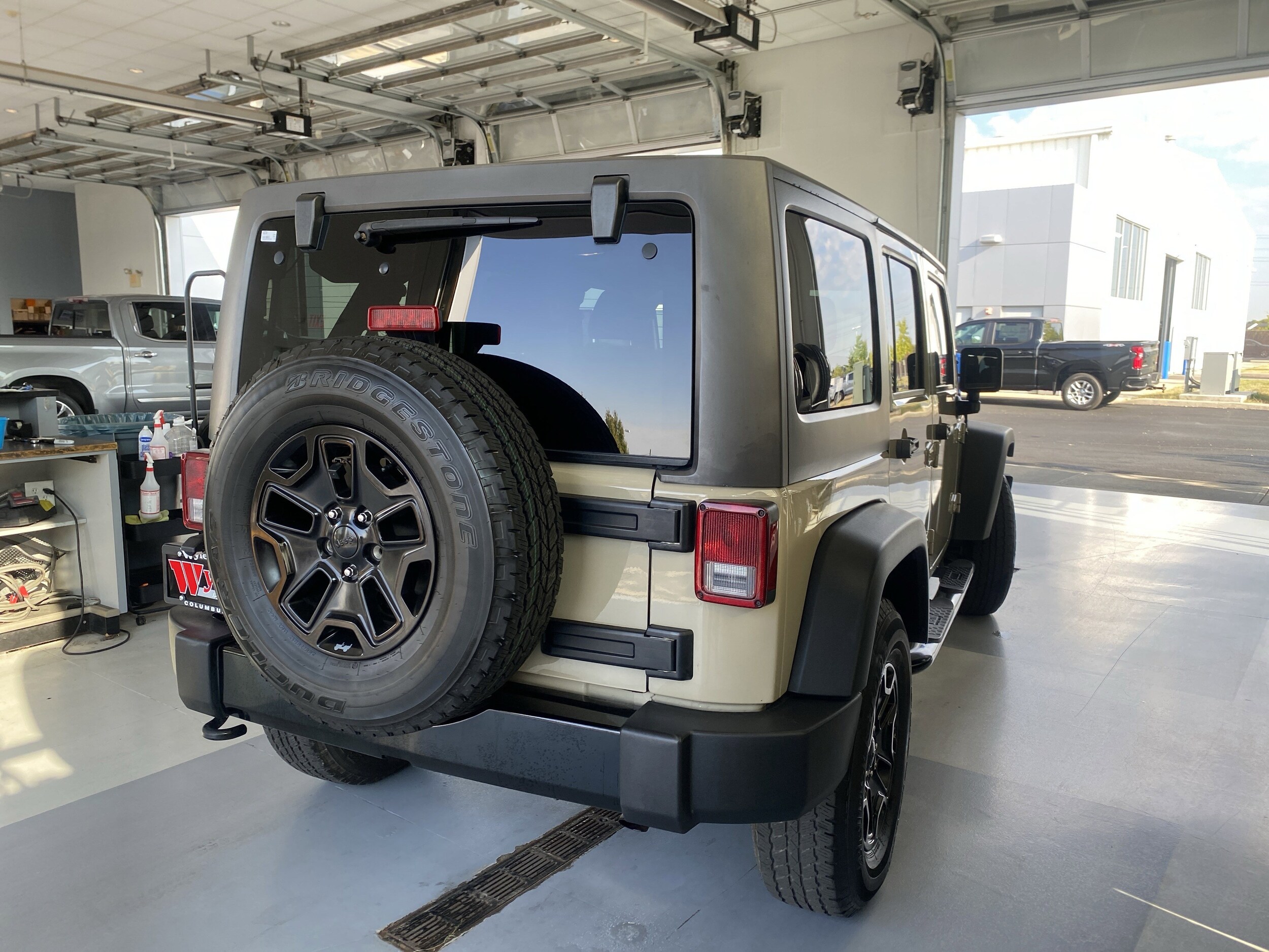2018 Jeep Wrangler Unlimited Willys Wheeler W photo 3