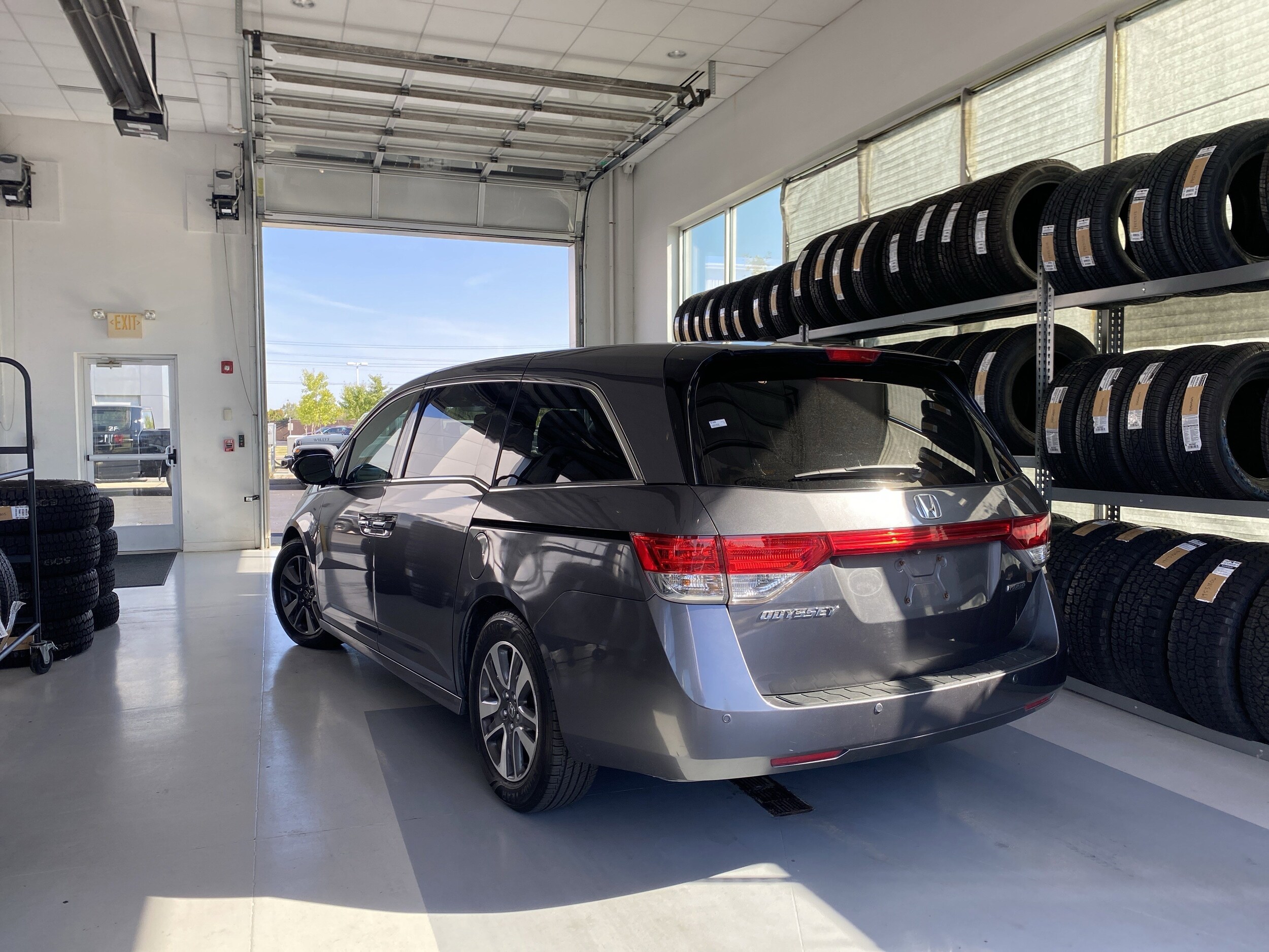 2017 Honda Odyssey Touring photo 3