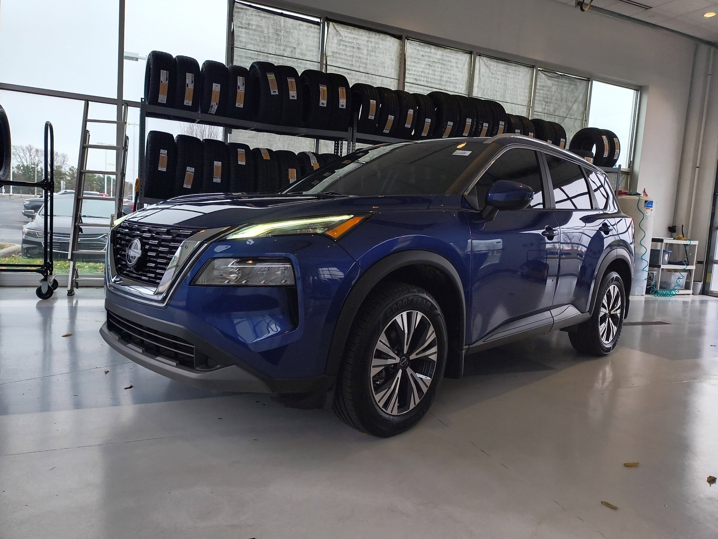 2022 Nissan Rogue SV photo 2