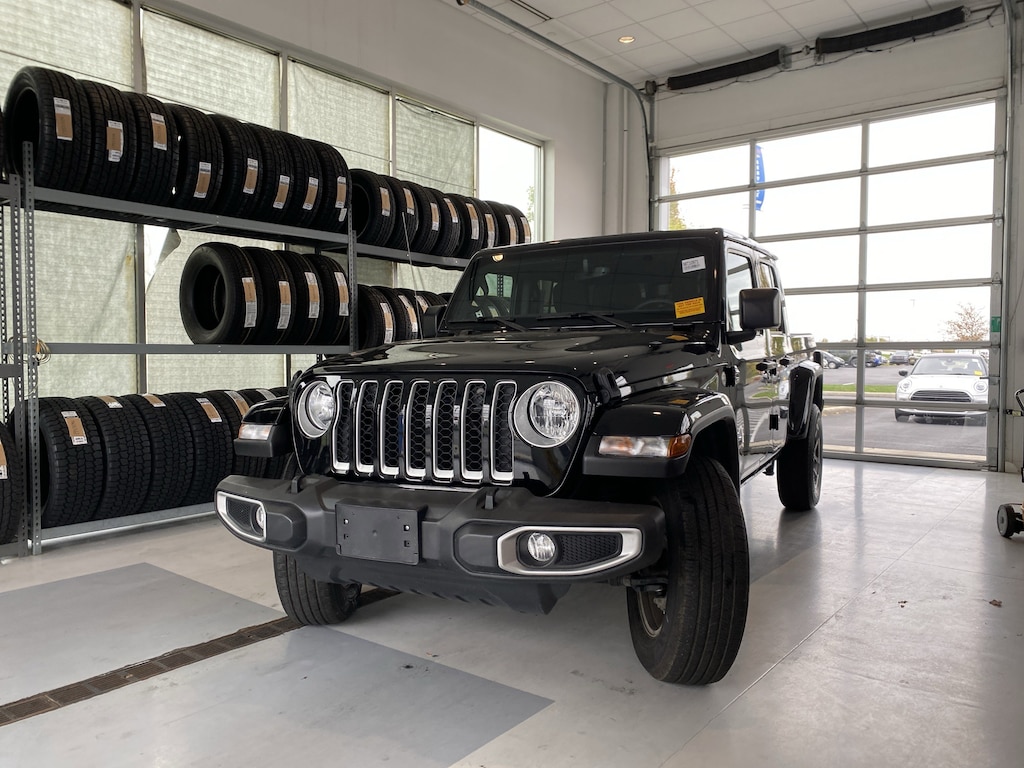 Used 2023 Jeep Gladiator Overland 4x4 *Ltd Avail* Truck Crew Cab