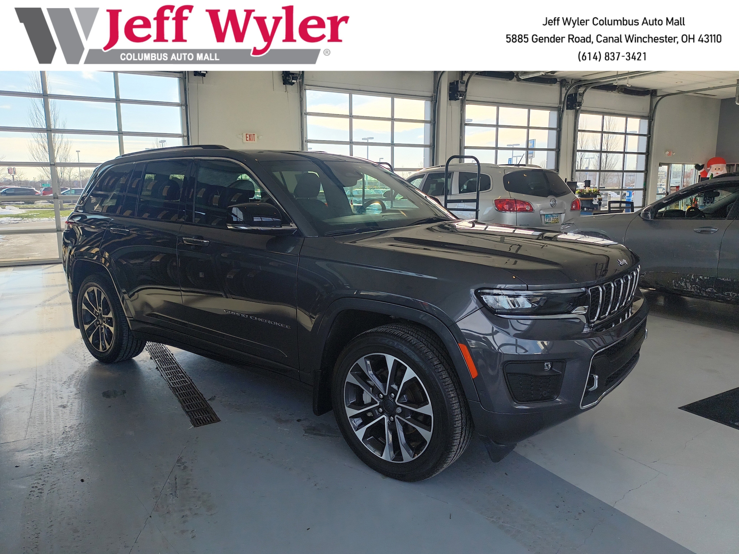 2023 Jeep Grand Cherokee Overland's photo