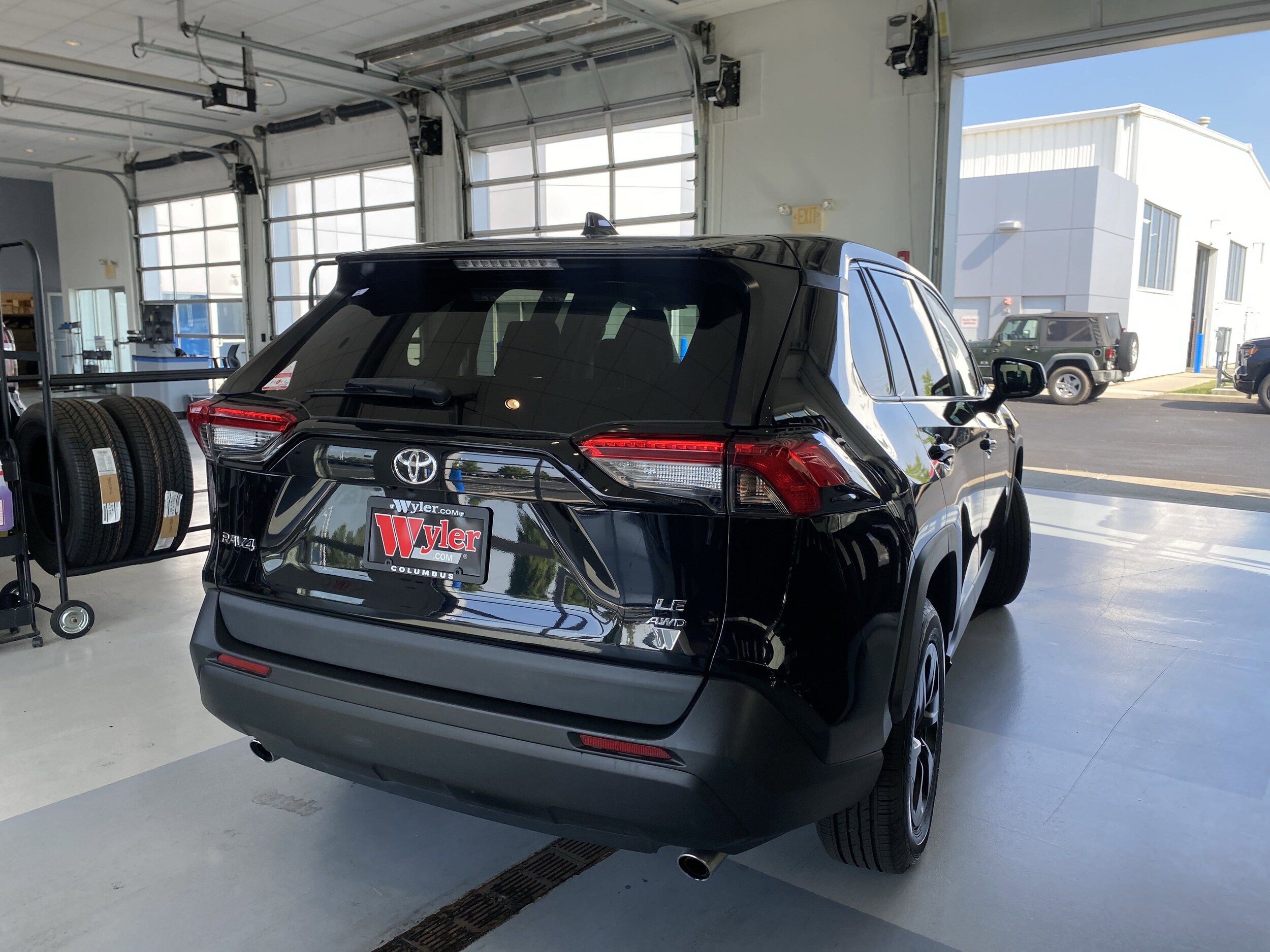 2022 Toyota RAV4 LE photo 3