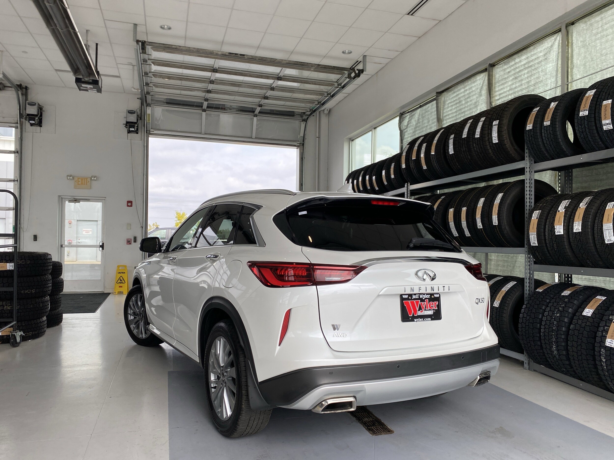 2023 Infiniti QX50 Luxe AWD photo 2