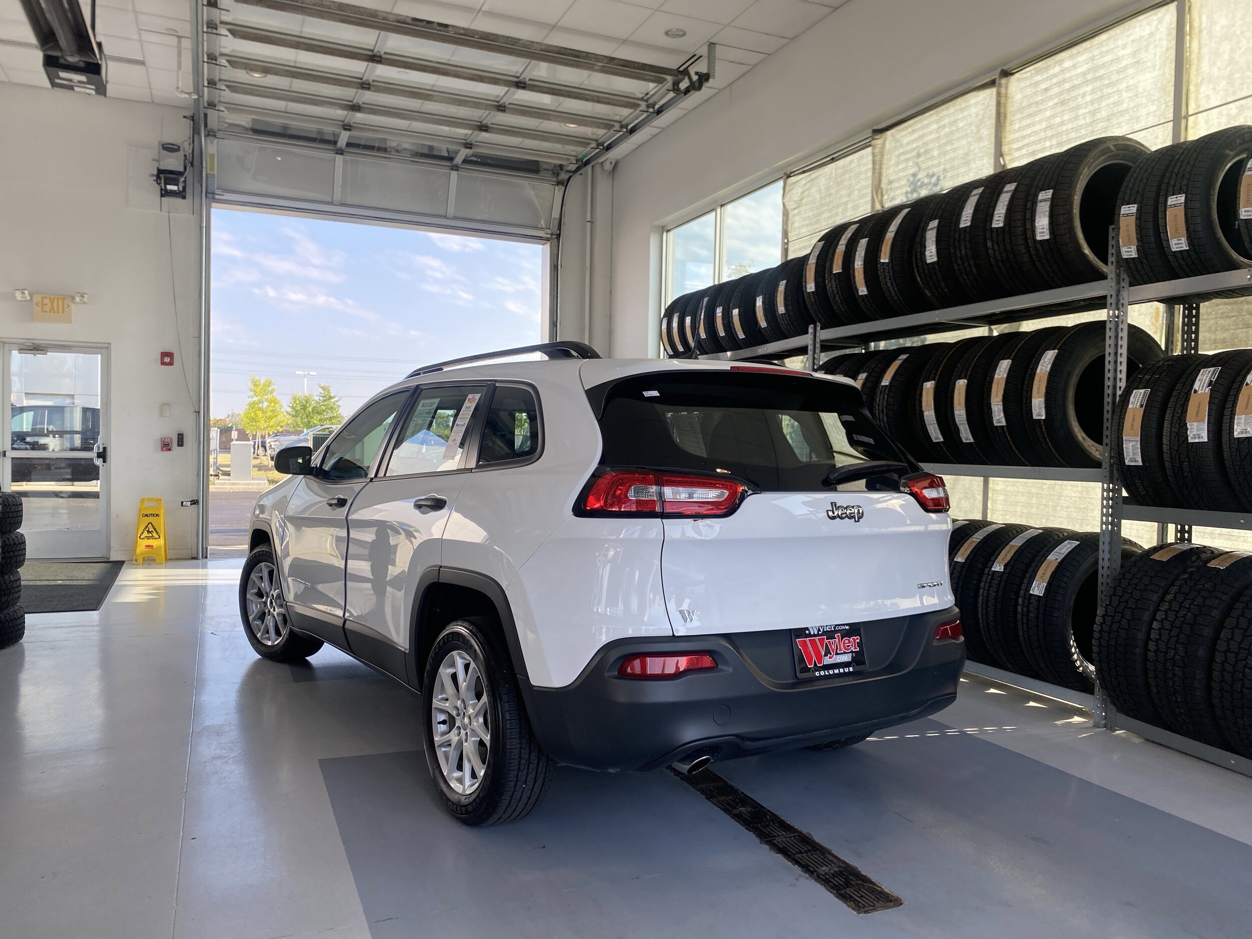 2016 Jeep Cherokee Sport photo 2