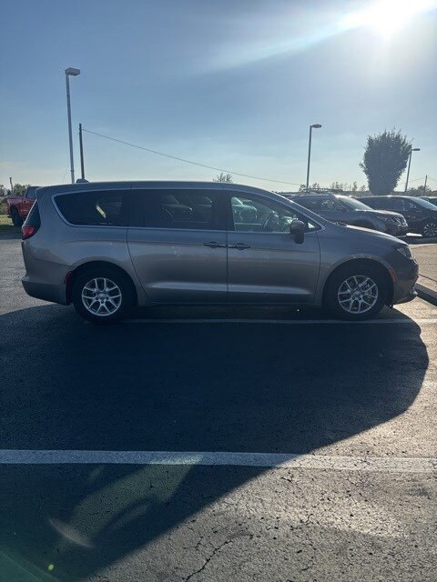 2017 Chrysler Pacifica Touring photo 4