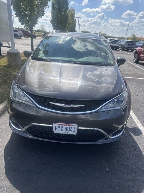 2019 Chrysler Pacifica Touring L photo 2