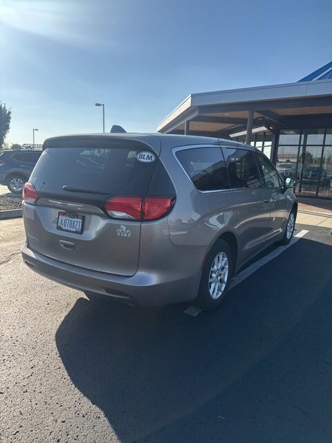 2017 Chrysler Pacifica Touring photo 4