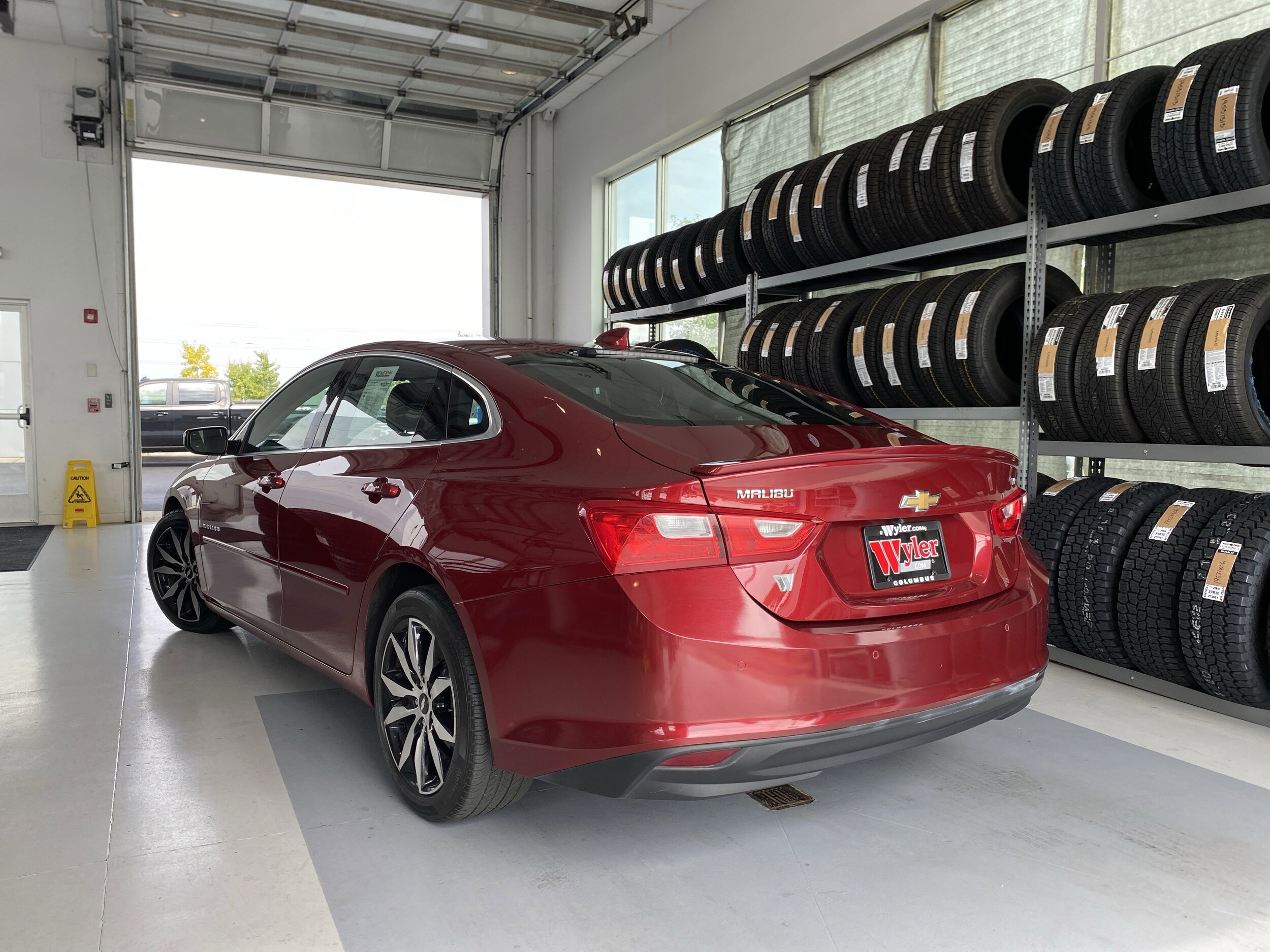2017 Chevrolet Malibu 1LT photo 2