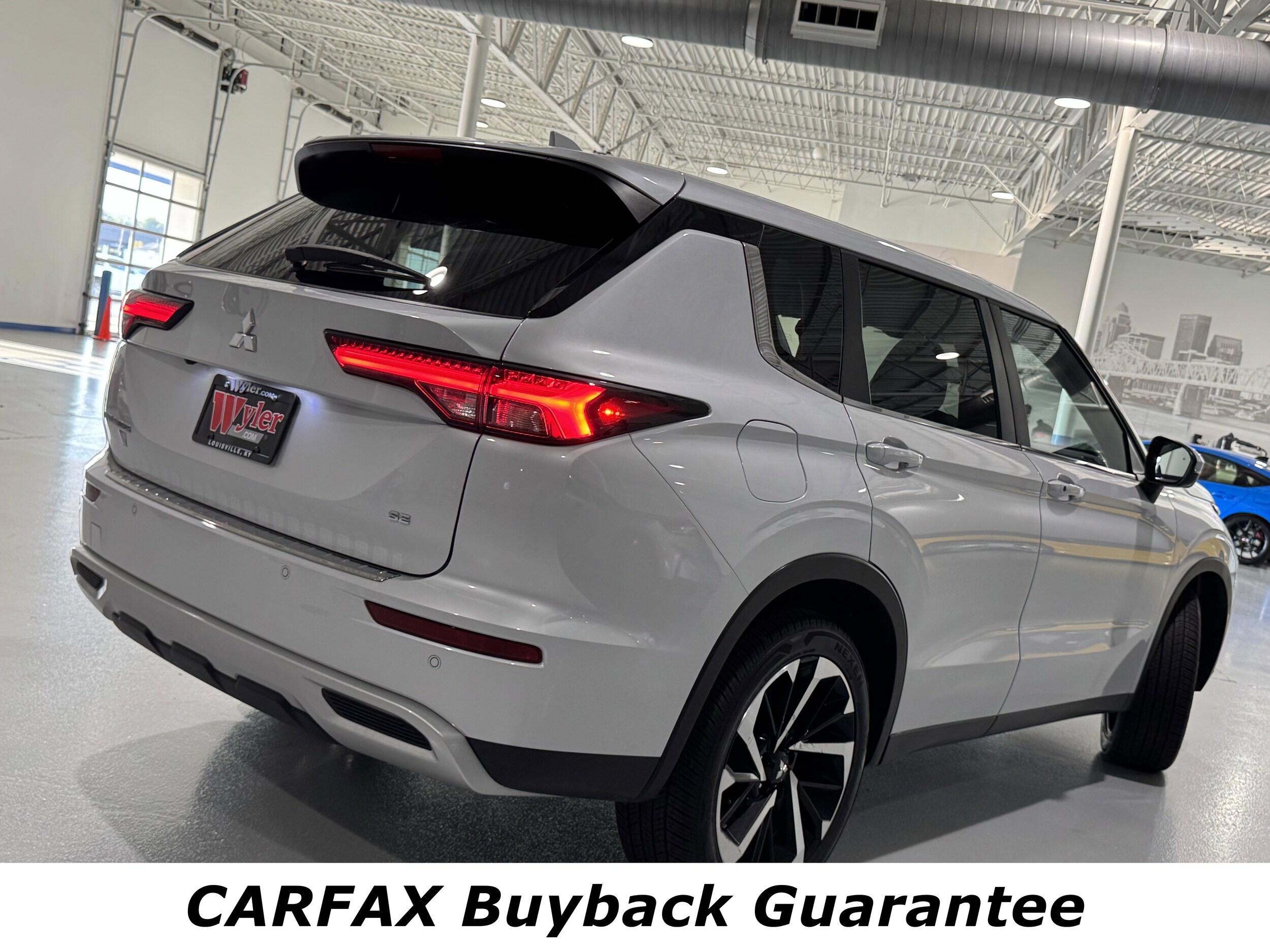 2024 Mitsubishi Outlander SE photo 2