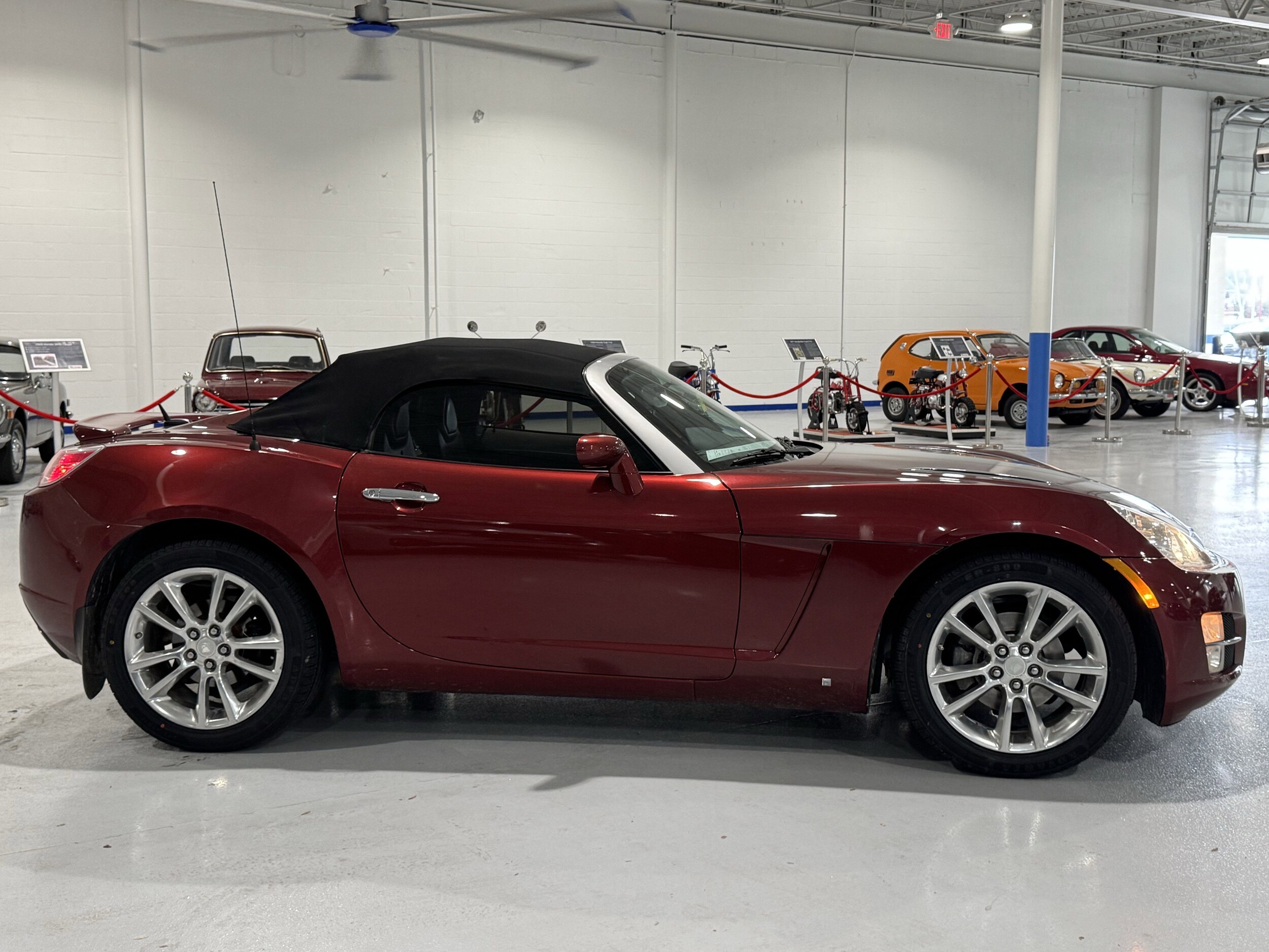 2009 Saturn Sky Convertible photo 2