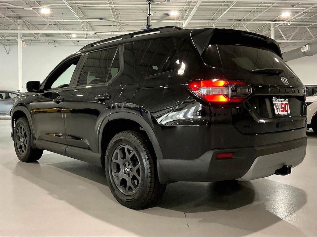 Used 2025 Honda Pilot TrailSport AWD SUV