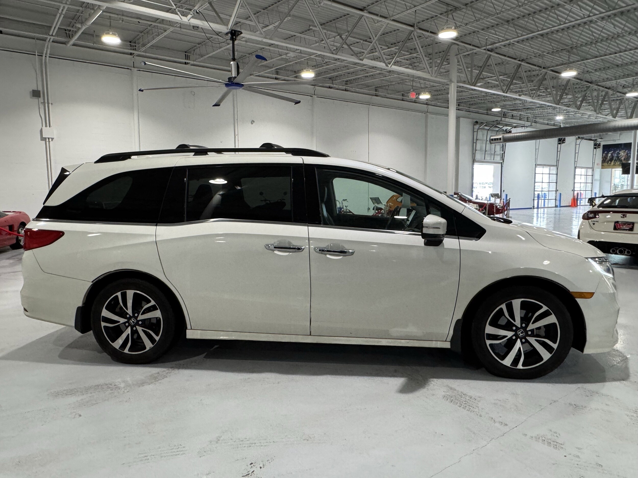 2019 Honda Odyssey Elite photo 2