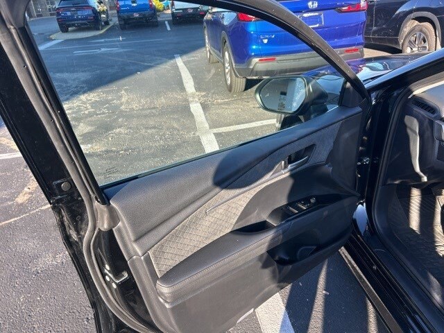 2025 Toyota Camry Hybrid SE photo 3