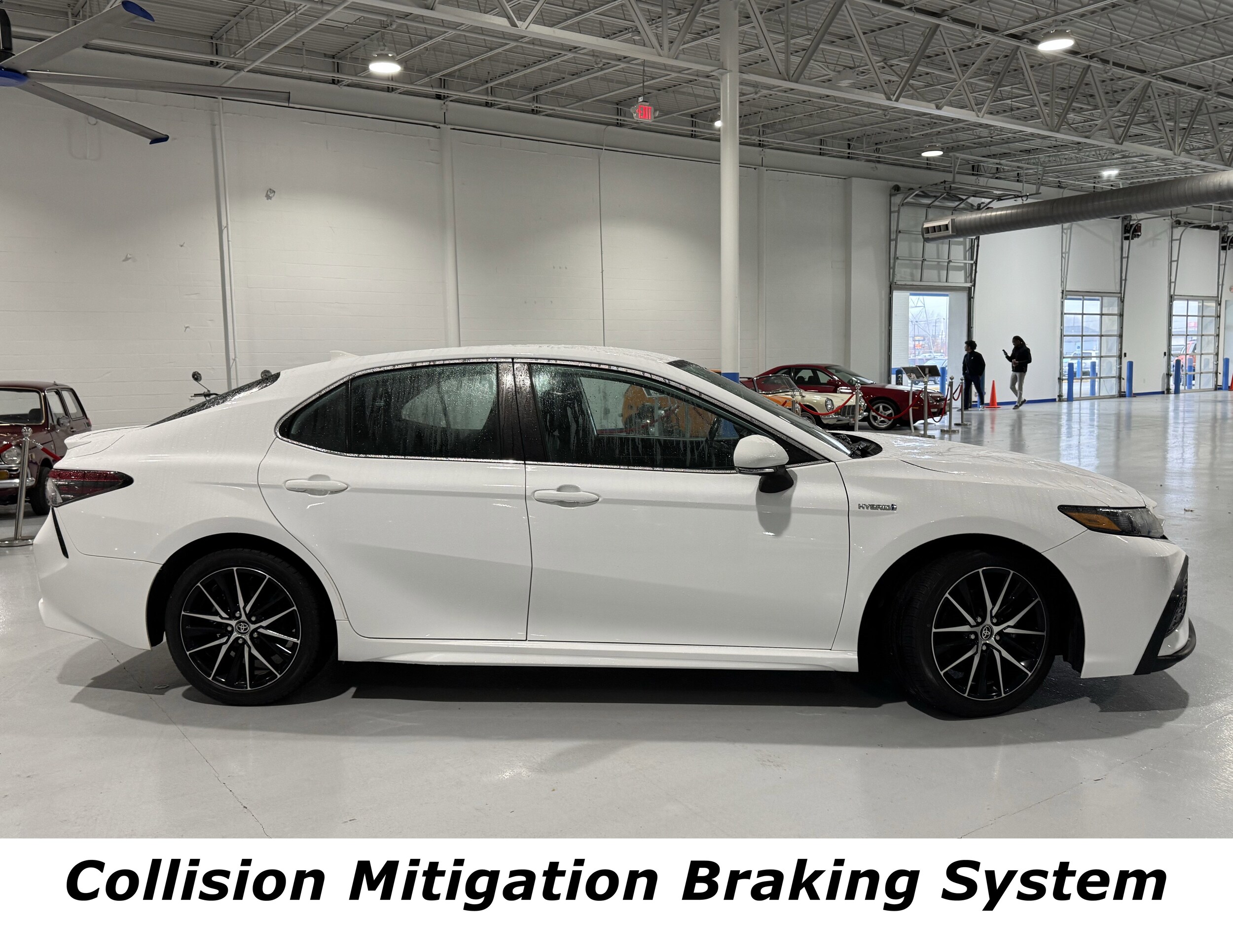 2021 Toyota Camry Hybrid SE photo 2