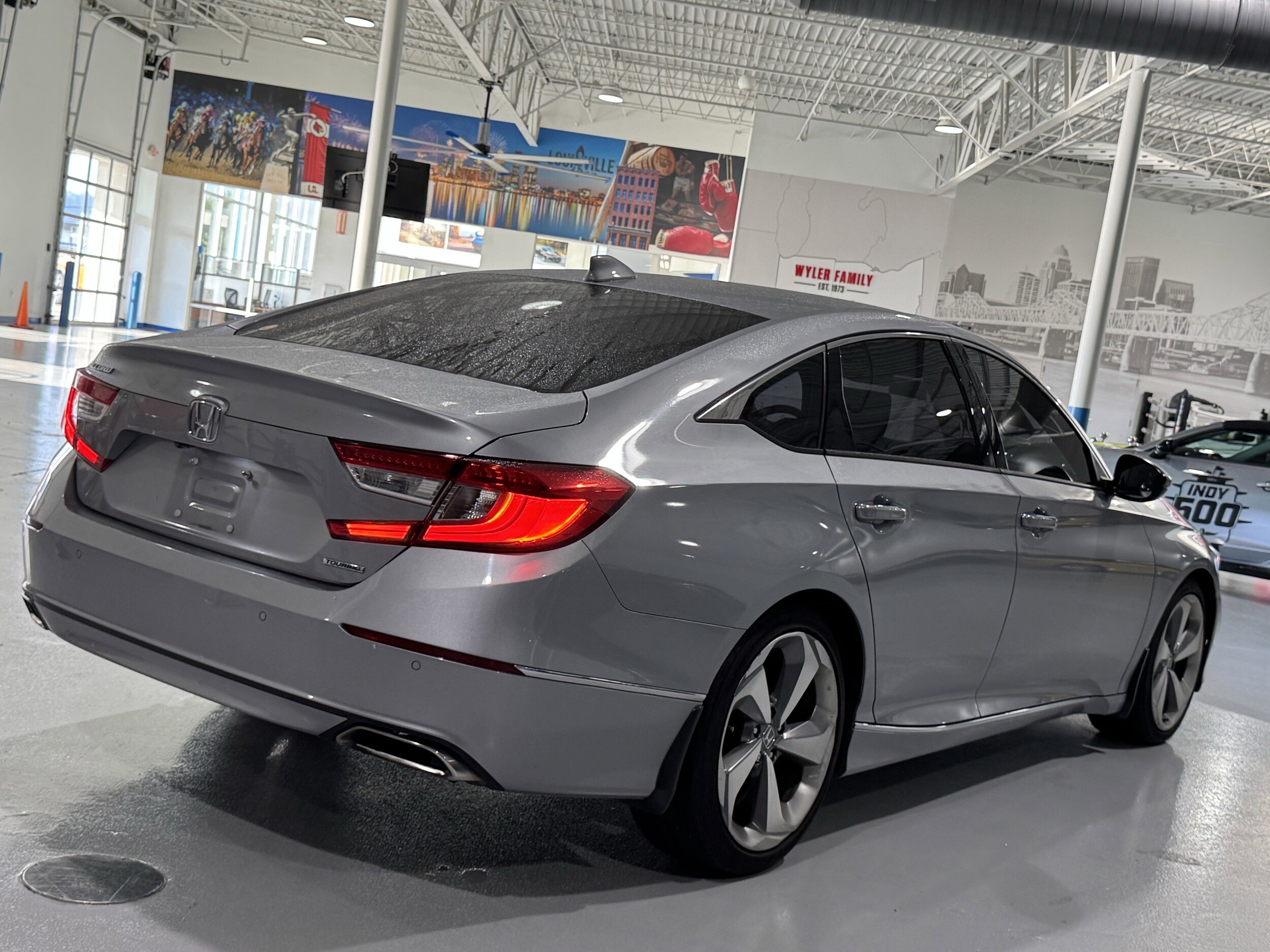 2018 Honda Accord Touring 1.5T photo 2