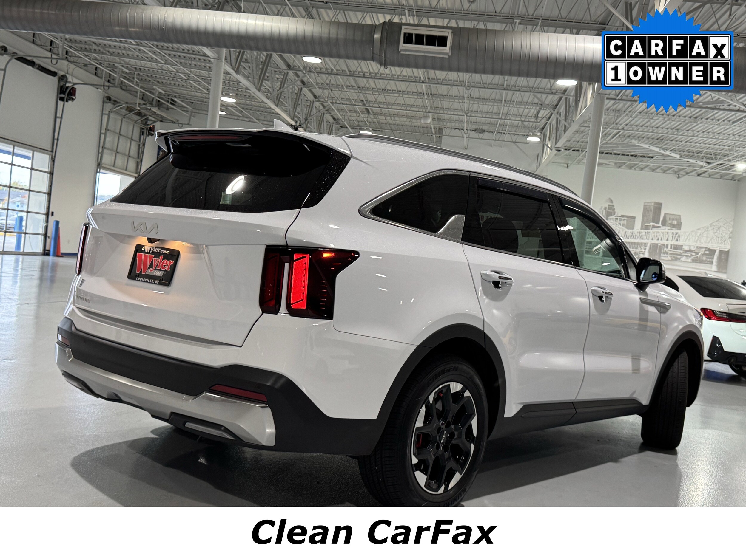 2025 Kia Sorento S photo 3