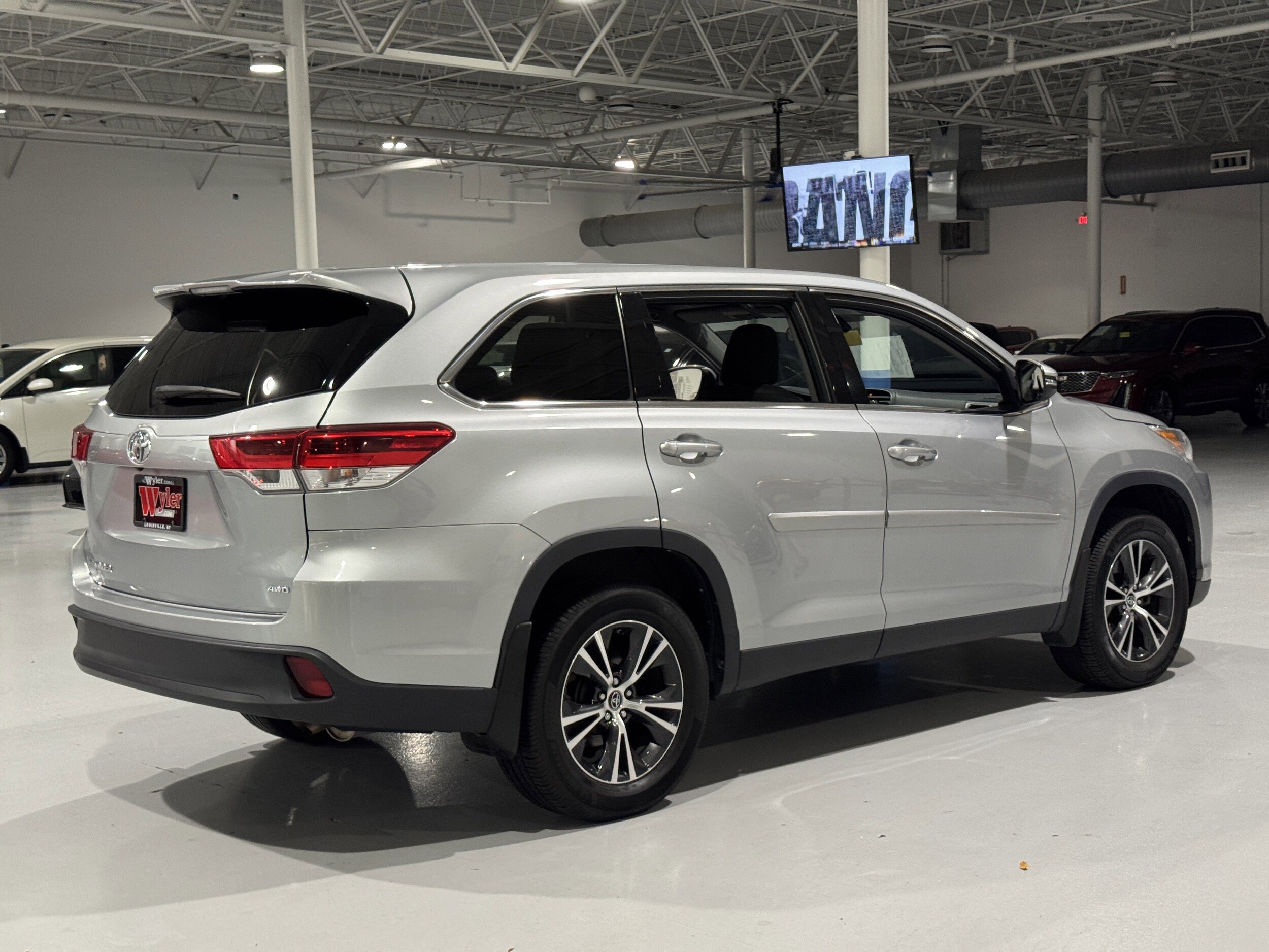 2019 Toyota Highlander LE photo 4
