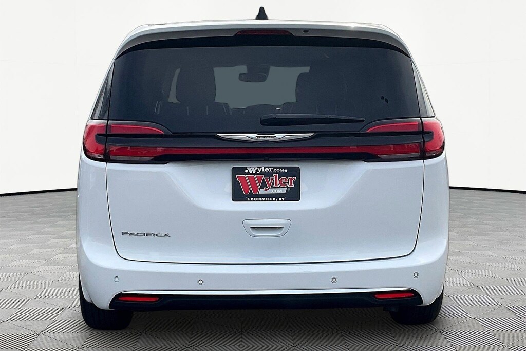 Used 2023 Chrysler Pacifica Touring L FWD Van Passenger Van