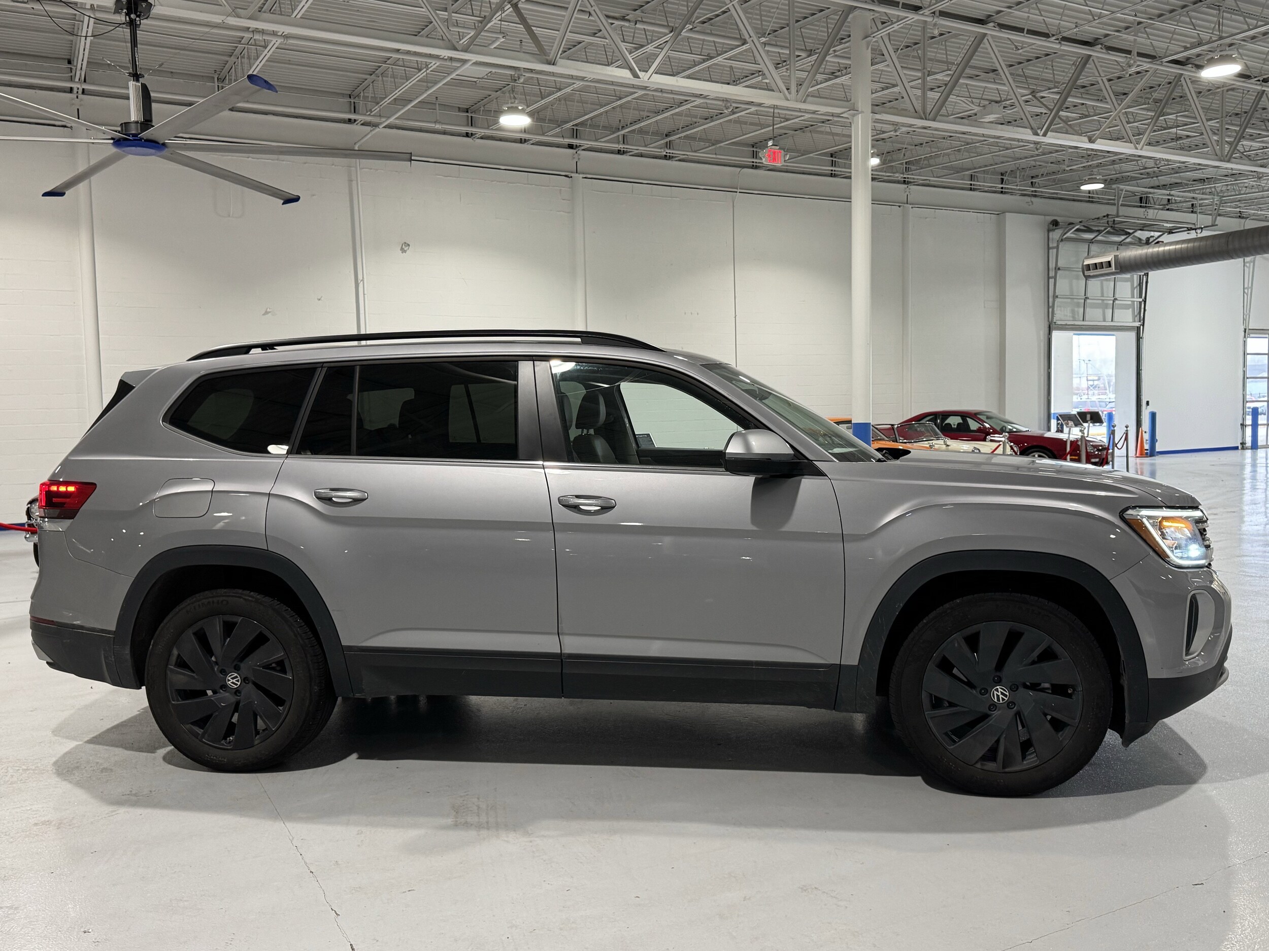 2024 Volkswagen Atlas SE Technology photo 2