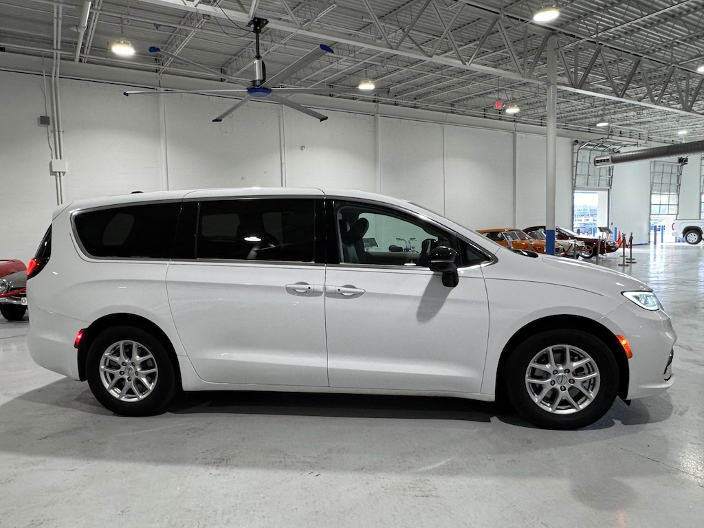 Used 2024 Chrysler Pacifica Touring L FWD Van Passenger Van