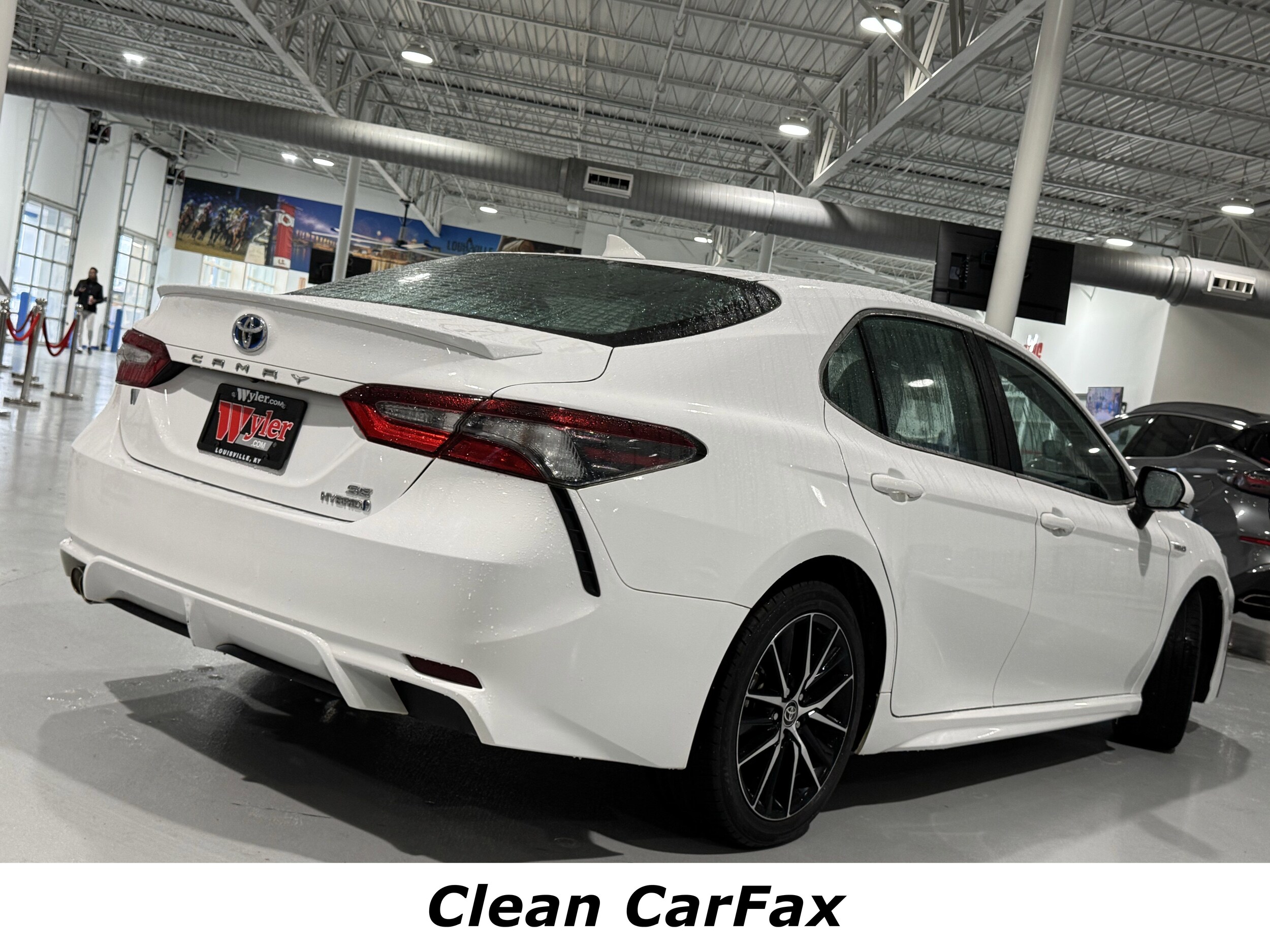 2021 Toyota Camry Hybrid SE photo 3