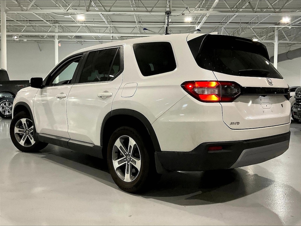 Used 2024 Honda Pilot EX-L 8 Passenger AWD SUV