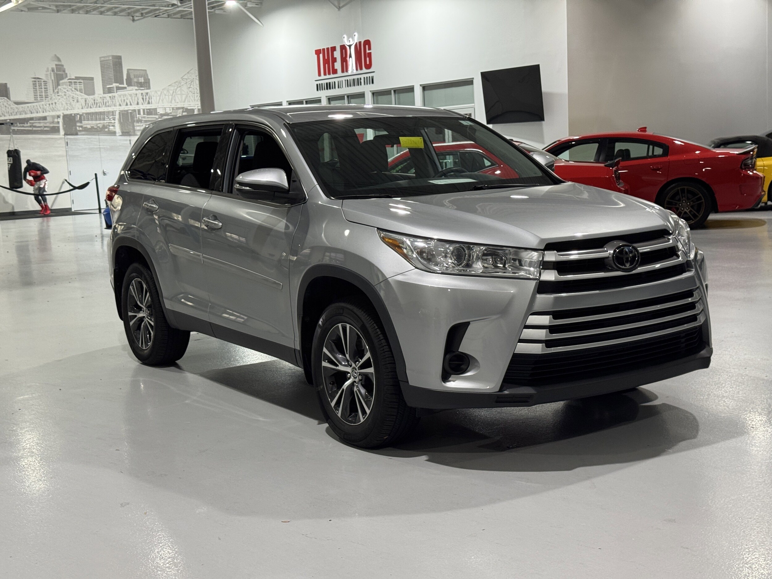 2019 Toyota Highlander LE photo 2