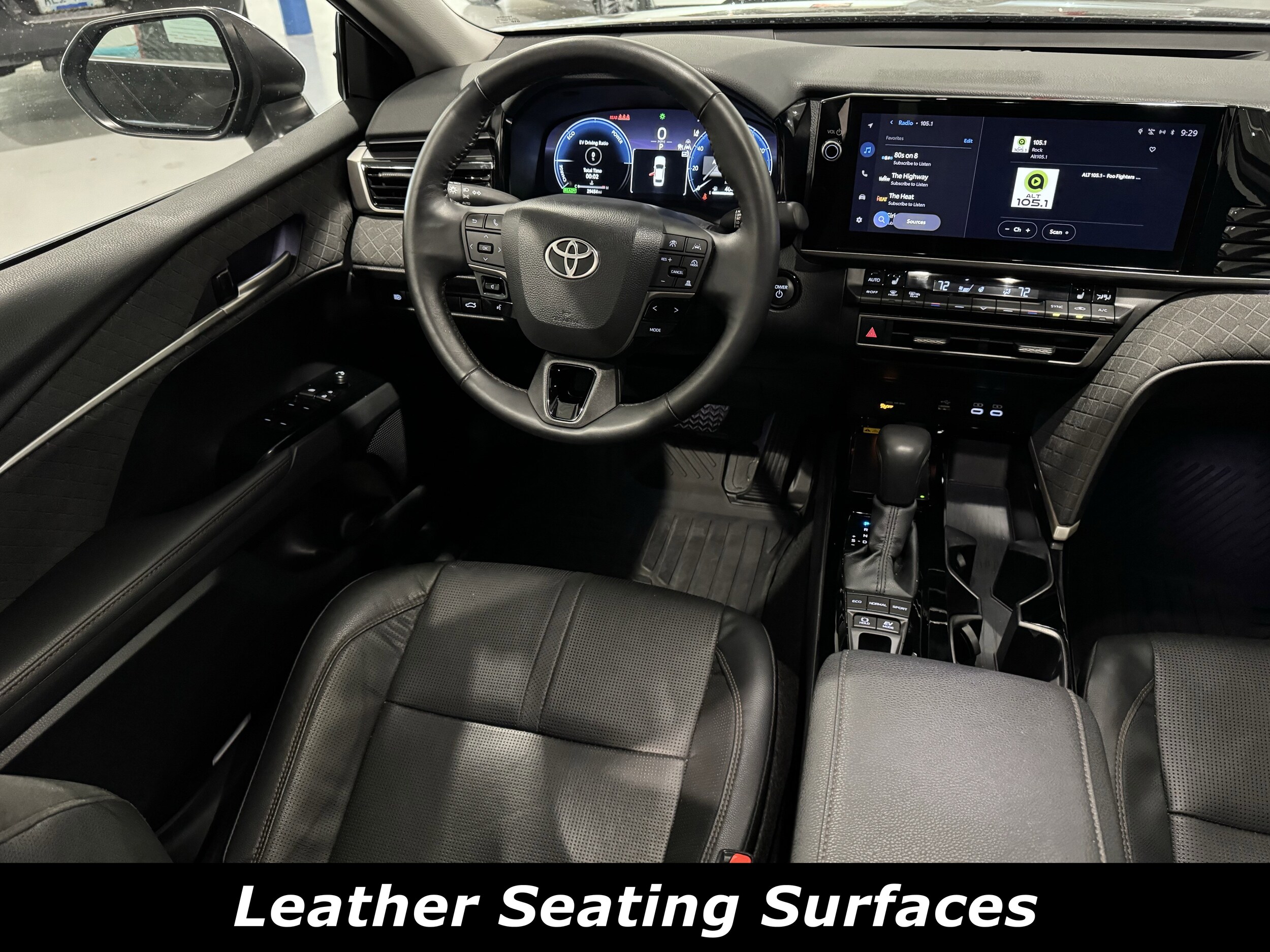 2025 Toyota Camry Hybrid SE photo 3