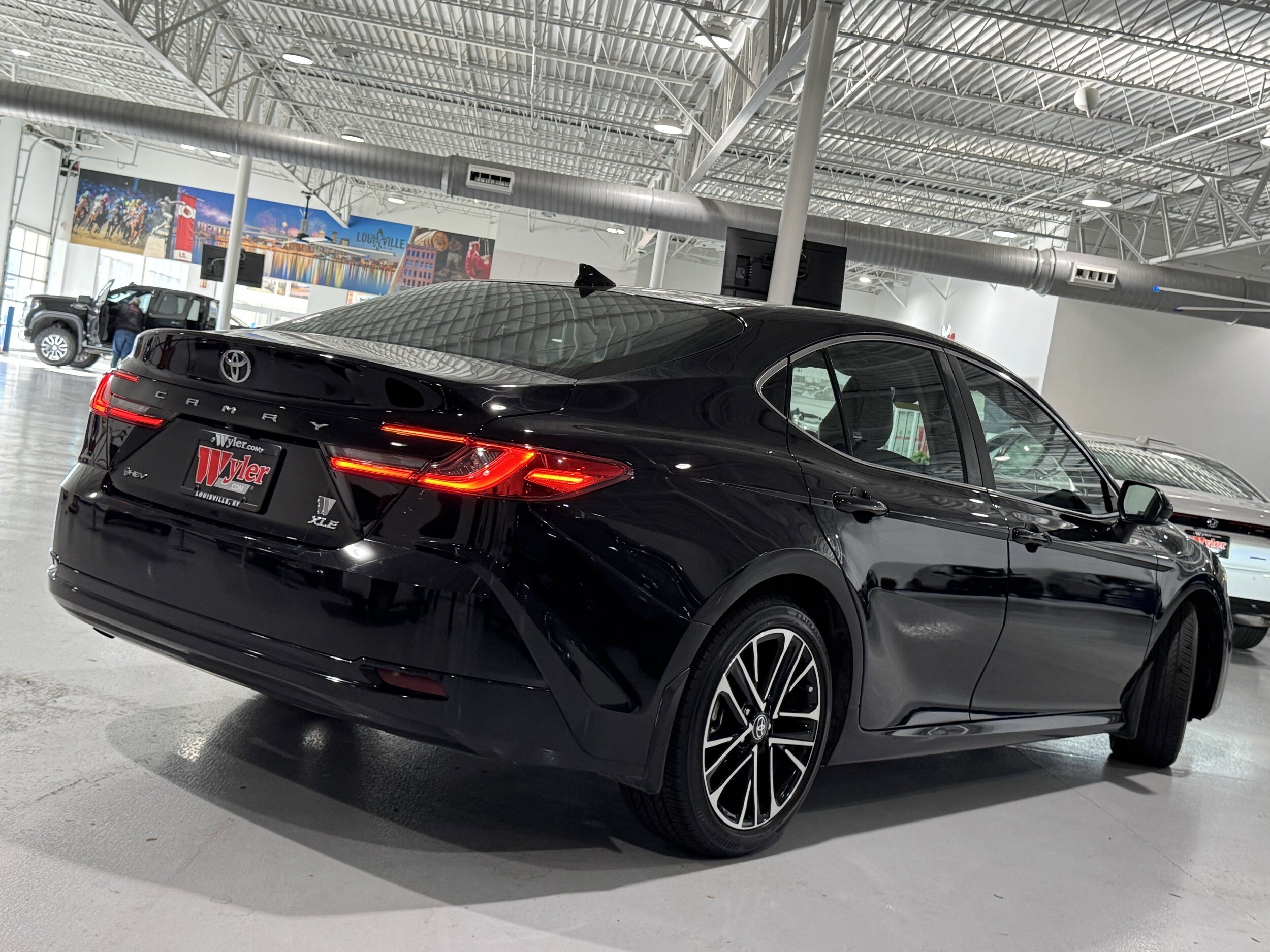 2025 Toyota Camry Hybrid SE photo 3